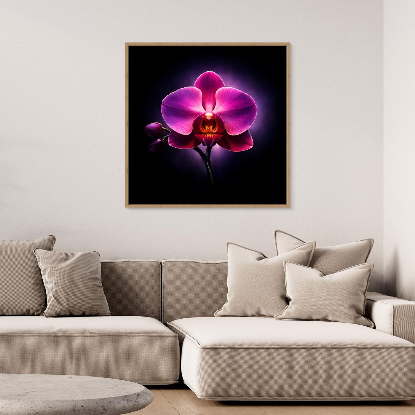Gerahmtes quadratisches Leinwandbild: leuchtende Orchidee in Pink auf dunklem Hintergrund, mit hellem Holzrahmen.