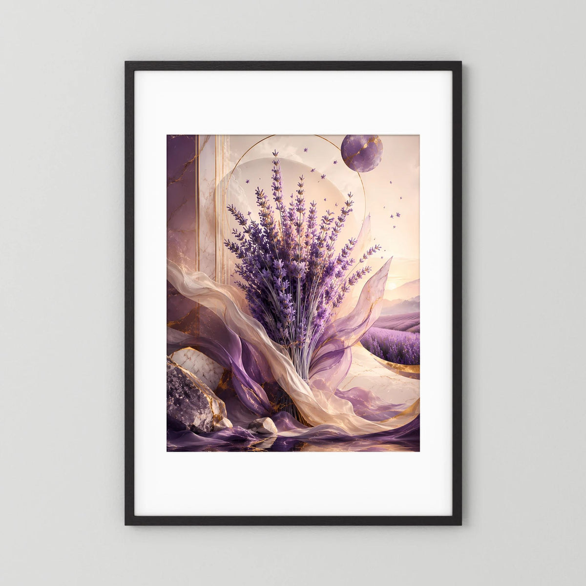 Hochformat-Poster im schwarzen Rahmen: Lavendelblütenmotiv in Violett und Gold, mit Violettkugel