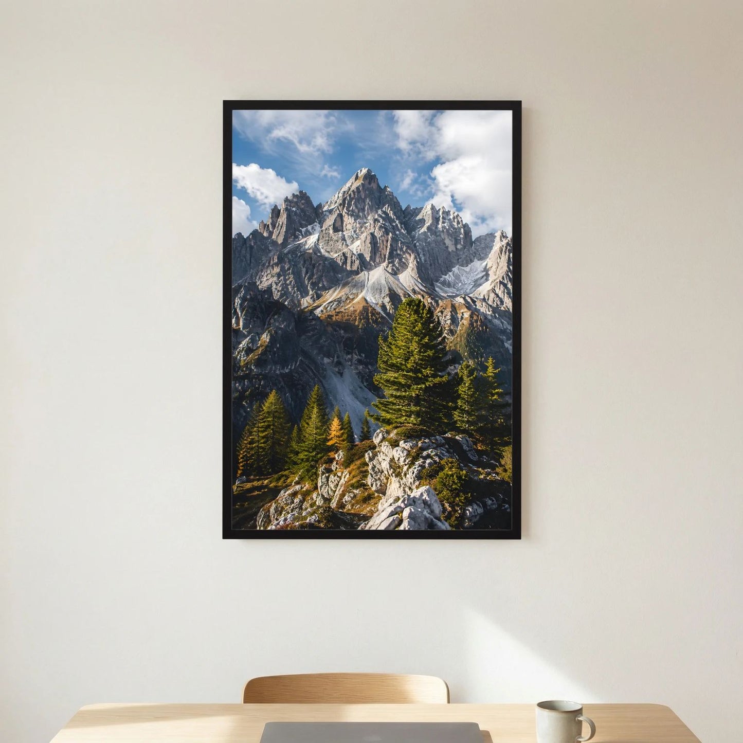 Poster mit schwarzem Holzrahmen: verschneite Alpenberge und Tannen im Hochformat.