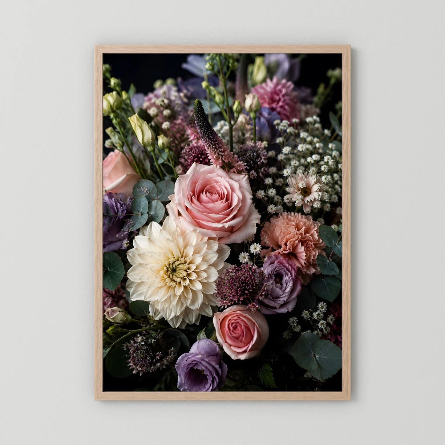 Blumenstrauß-Poster Hochformat mit rosafarbener Rose und weißen Blüten, hellbrauner Rahmen