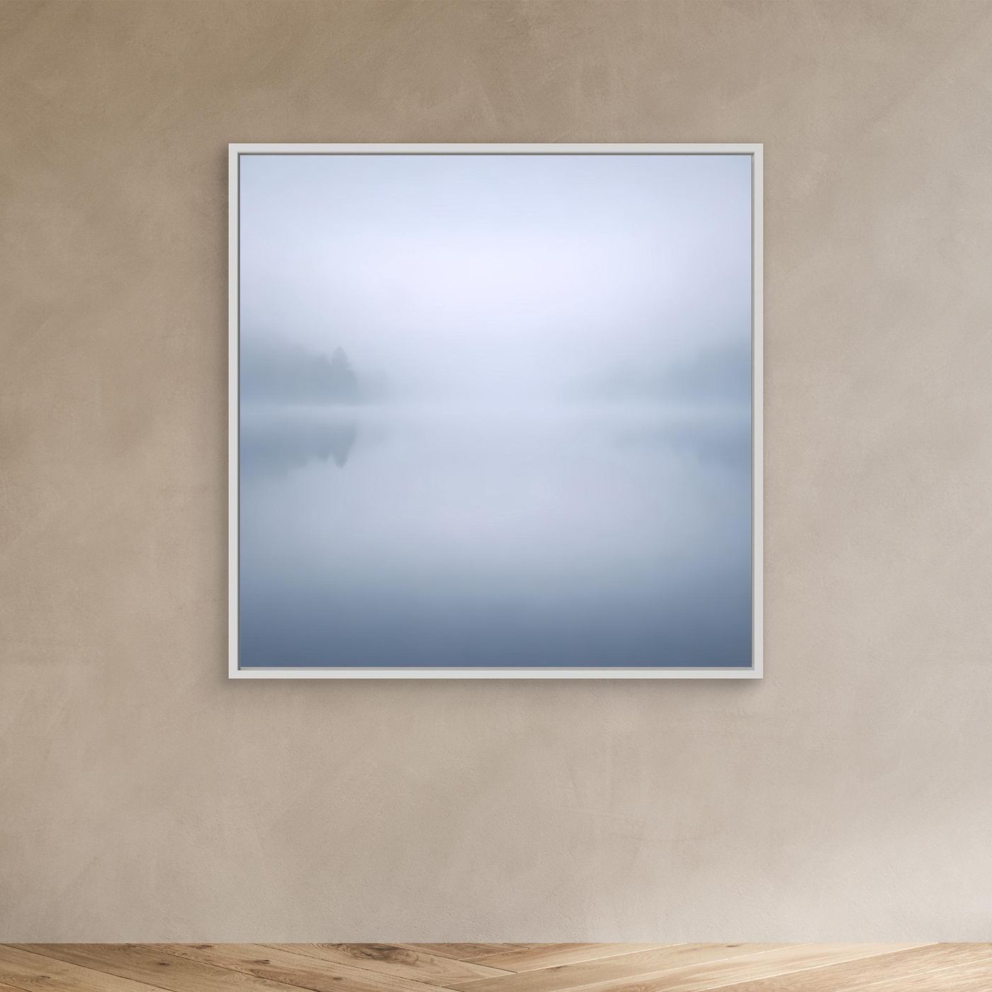 Leinwandbild mit Nebelsee-Motiv, blass blau-grau, weißer Rahmen