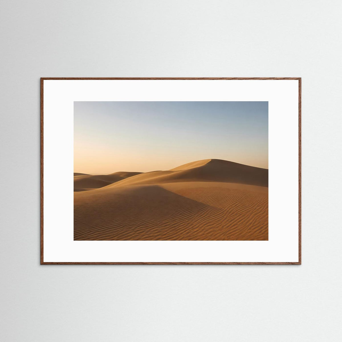 Poster Querformat mit minimalistischen Sanddünen in warmen Erdtönen, brauner Holzrahmen