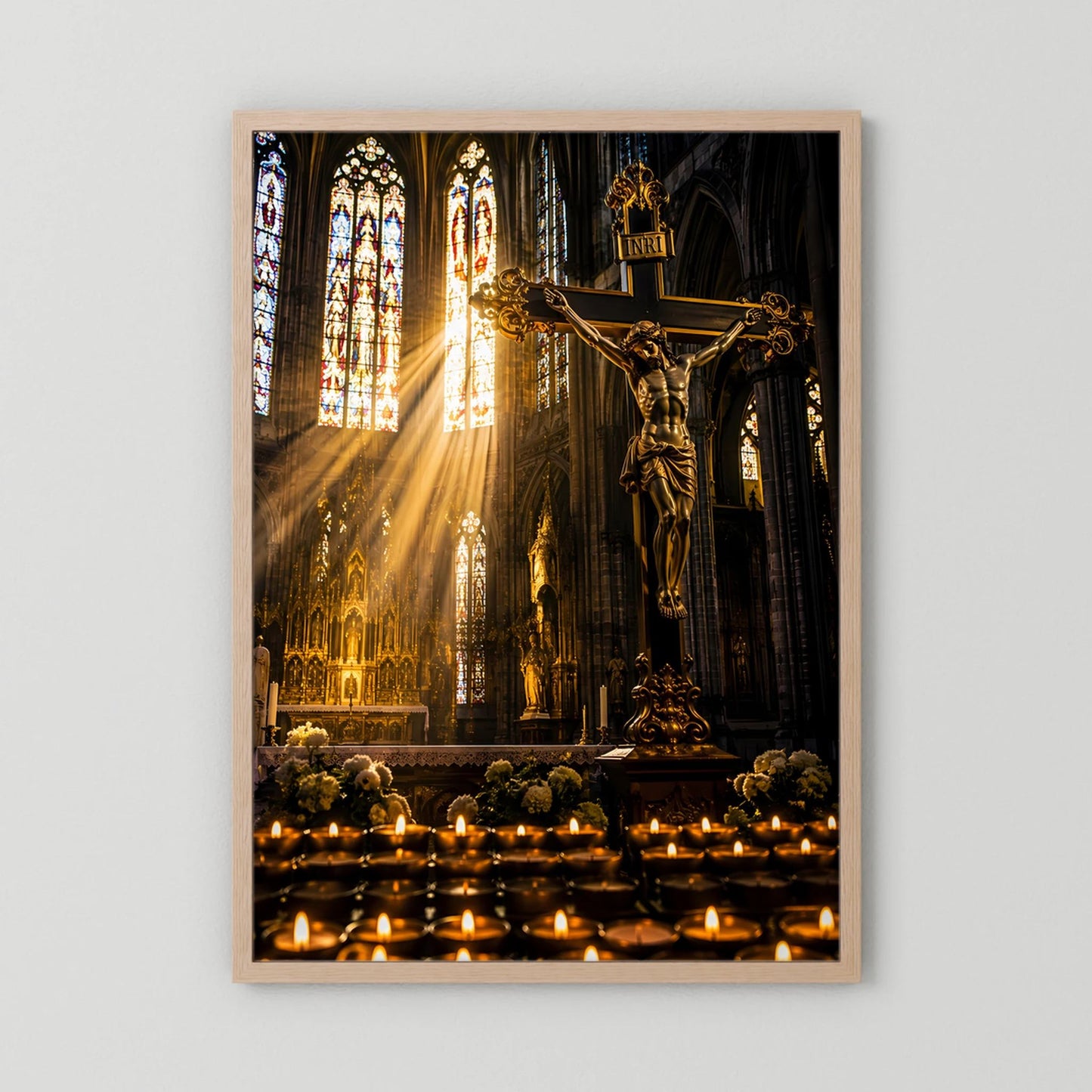 Hochformatiges Poster mit Christus am Kreuz in gotischer Kirche, heller Holzbilderrahmen