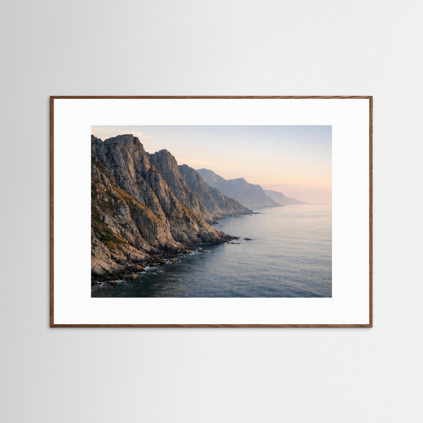 Panorama-Poster mit Küstenfelsen und ruhigem Meer, brauner Holzrahmen, Querformat