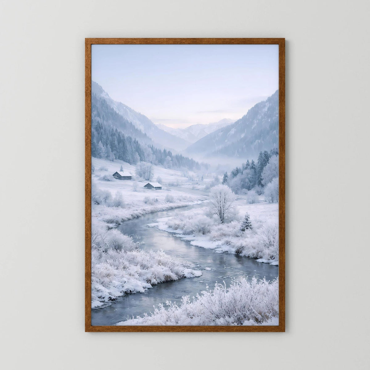 Winterliches Poster mit braunem Holzrahmen und verschneitem Flusstal, Hochformat