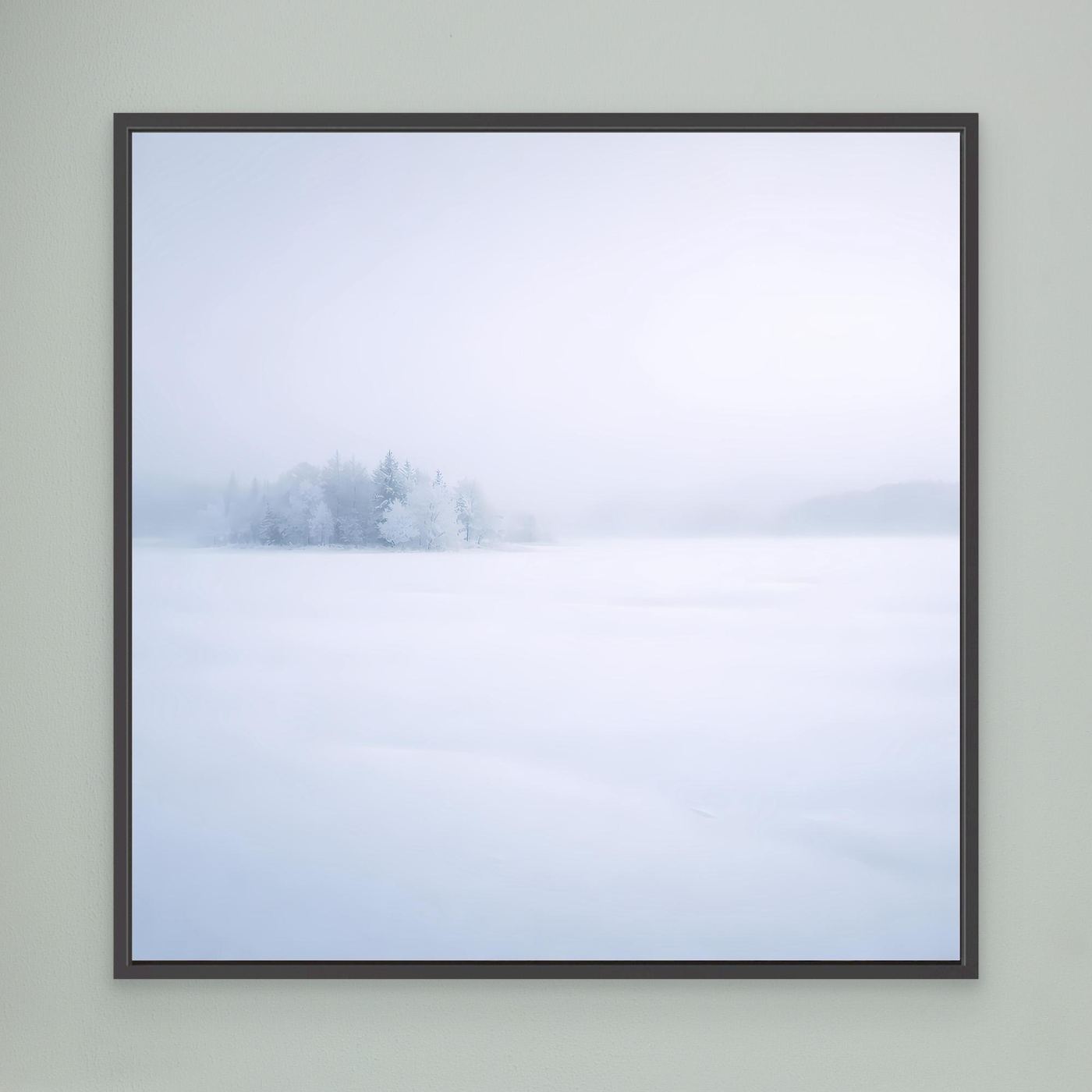 Leinwandbild mit verschneitem Wintersee und Nebel, schwarzer Rahmen