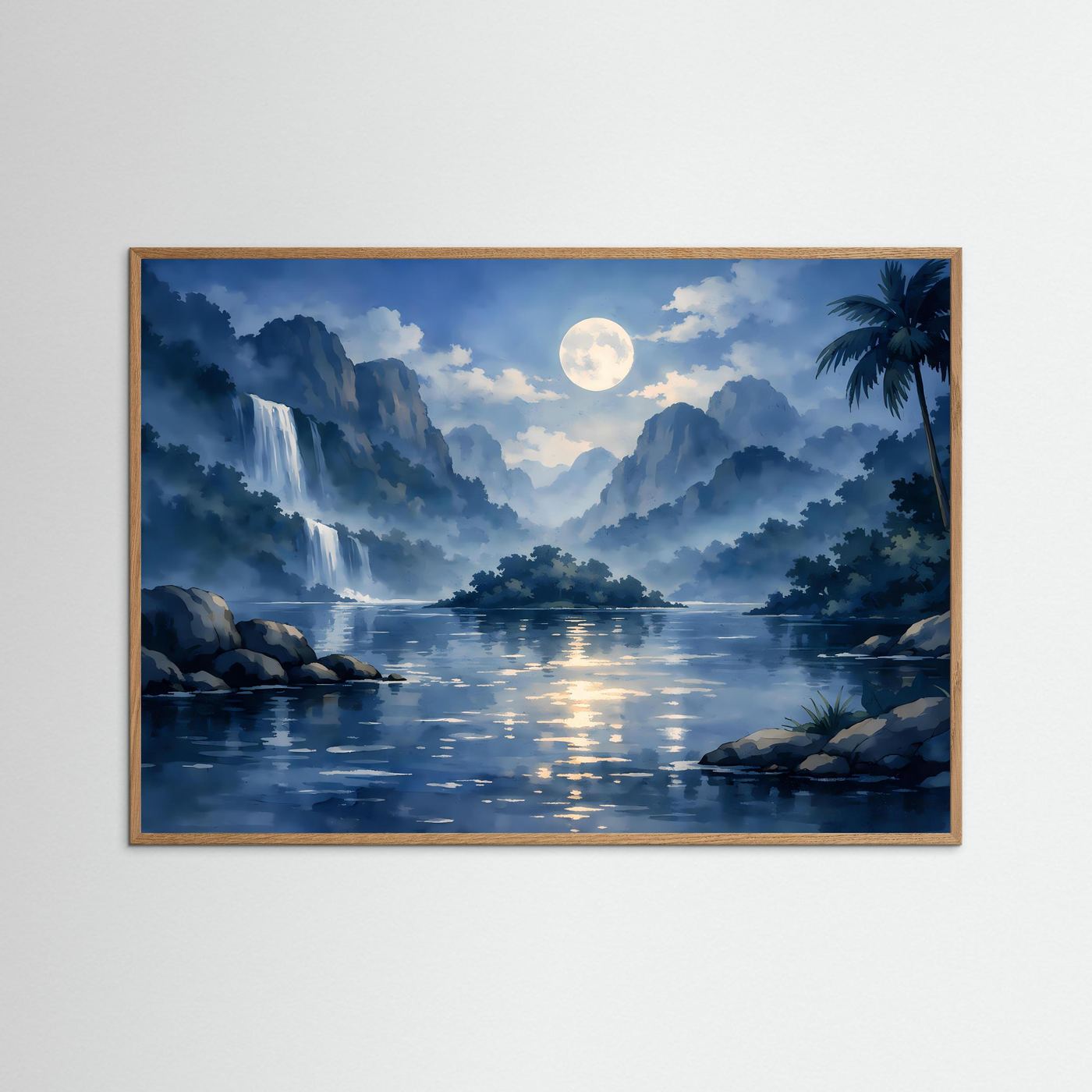 Querformatiges Naturposter mit Mond über tropischem See, Wasserfall und Palmen im hellen Eichenrahmen