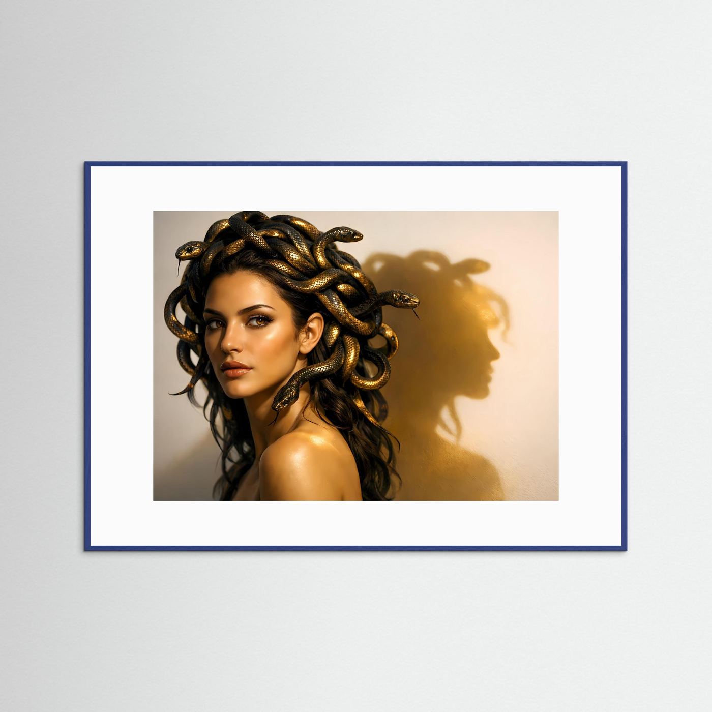 Gerahmtes Wandbild mit blauem Rahmen: Medusa mit Schlangenkrone, warmes Querformat