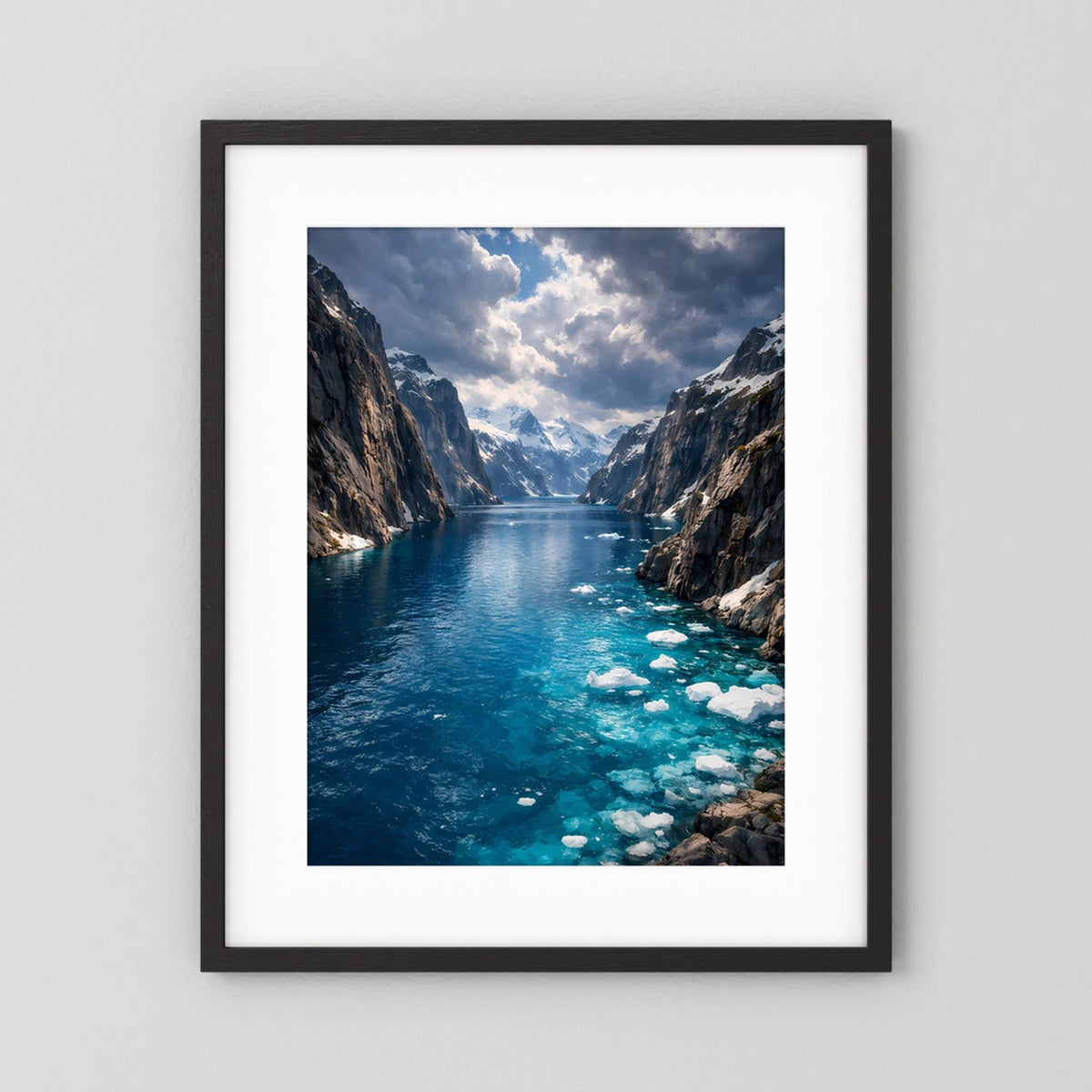 Poster im schwarzen Rahmen mit weißem Rand: Fjordlandschaft mit Treibeis