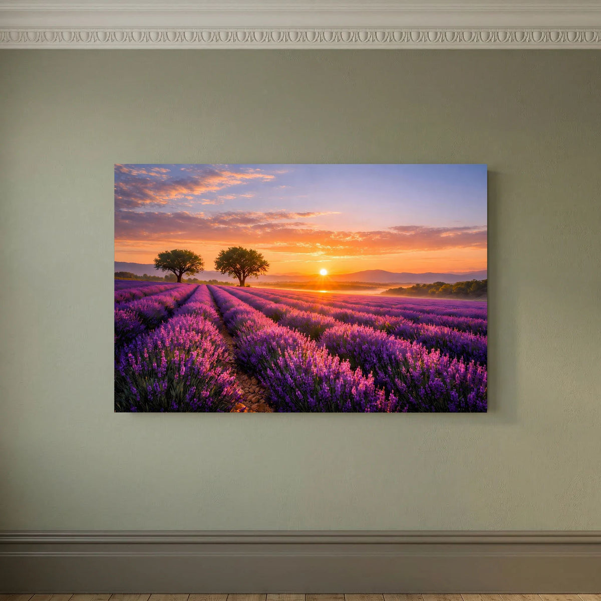 Querformatiges Poster mit Lavendelfeld, violetten Reihen, zwei Bäumen und Sonnenuntergang