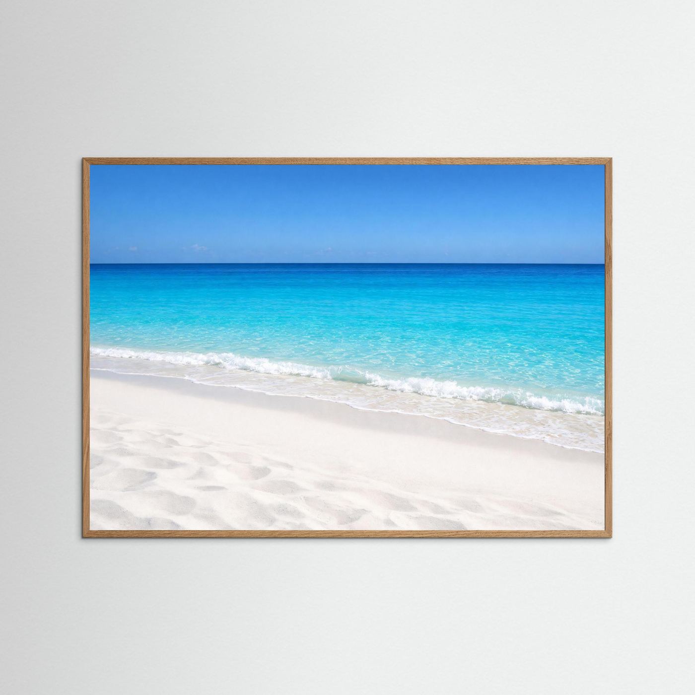 Wandbild mit Strand und türkisblauem Meer, hellbrauner Rahmen