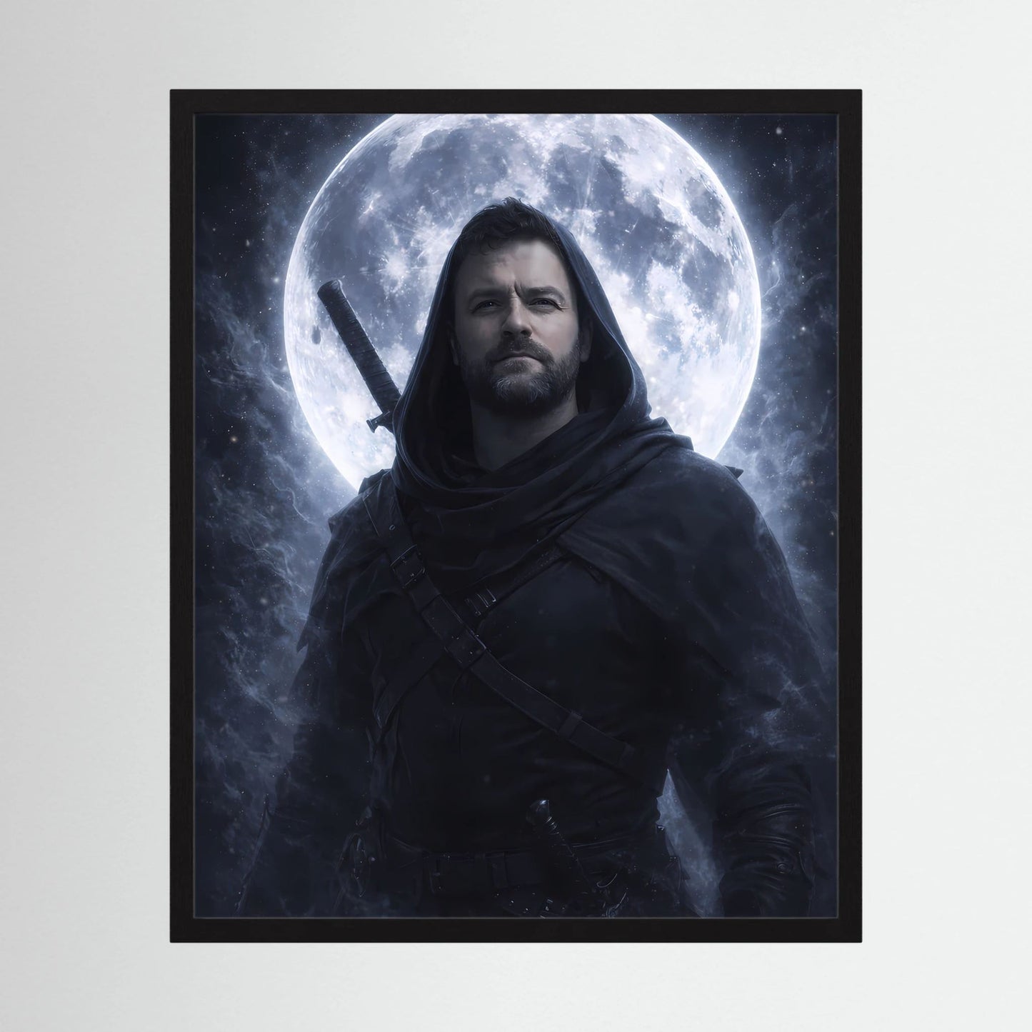 Fantasy-Poster im schwarzen Rahmen: Kapuzenkrieger vor leuchtendem Vollmond