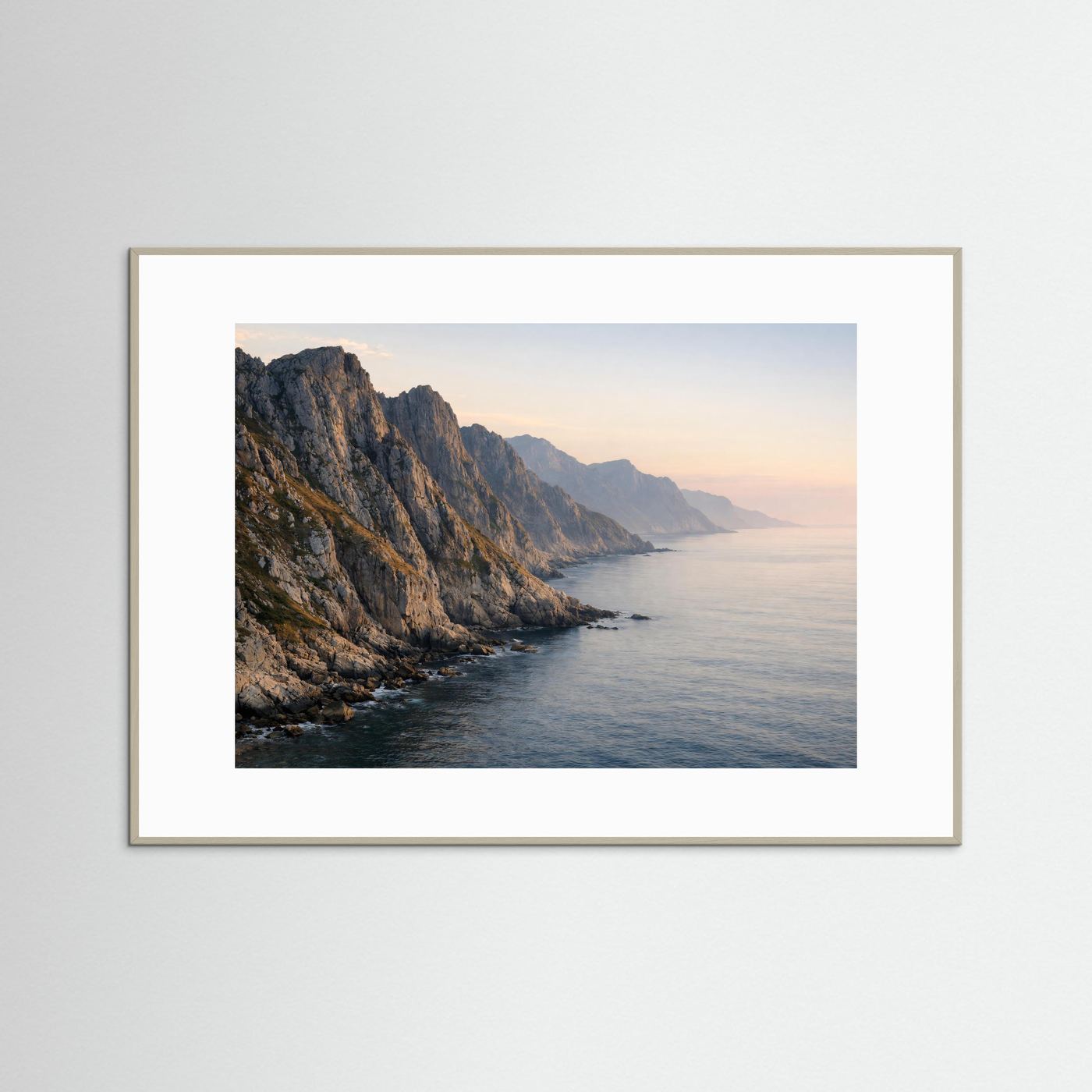 Panorama-Poster mit Küstenfelsen und ruhigem Meer, grauer Rahmen, Querformat
