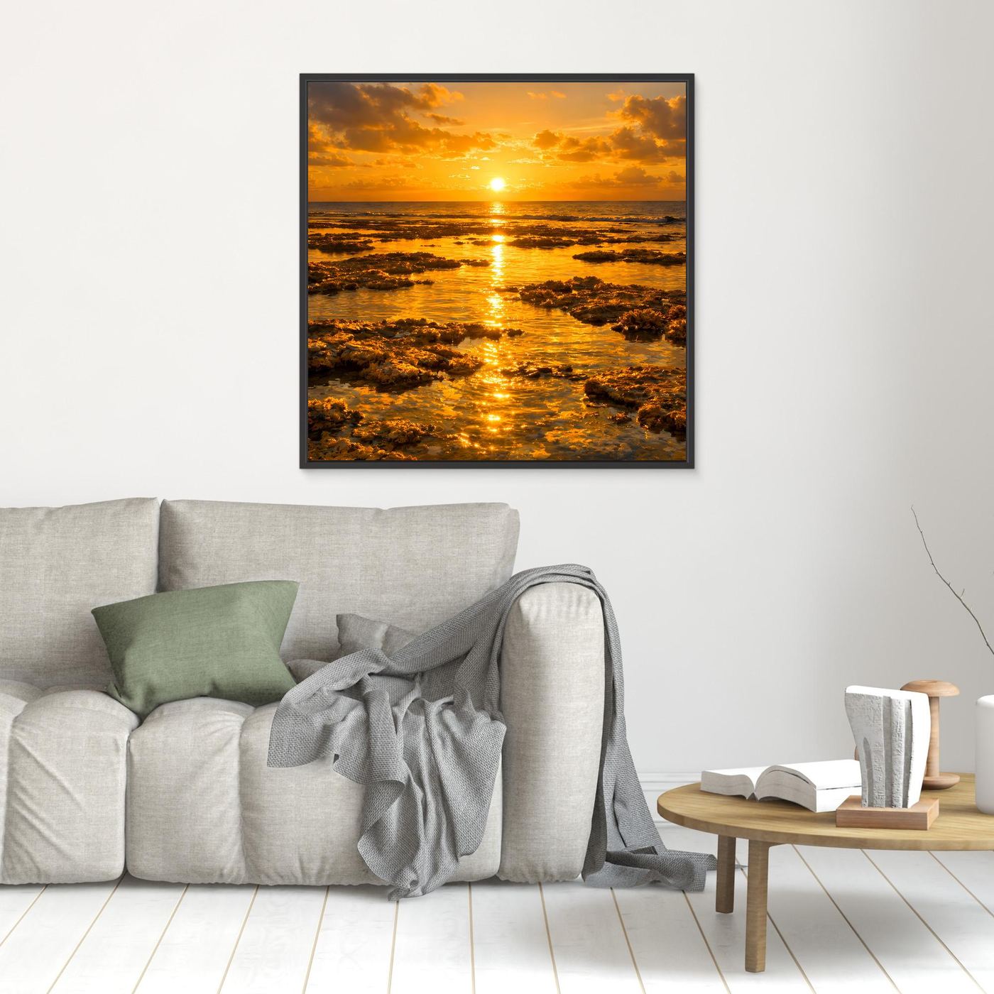 Quadratisches Leinwandbild mit goldenem Sonnenuntergang am Meer im schwarzen Rahmen