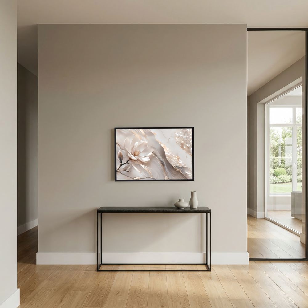 Wandbild mit weißer Magnolie und goldenen perlmuttfarbenen Akzenten im schwarzen Rahmen