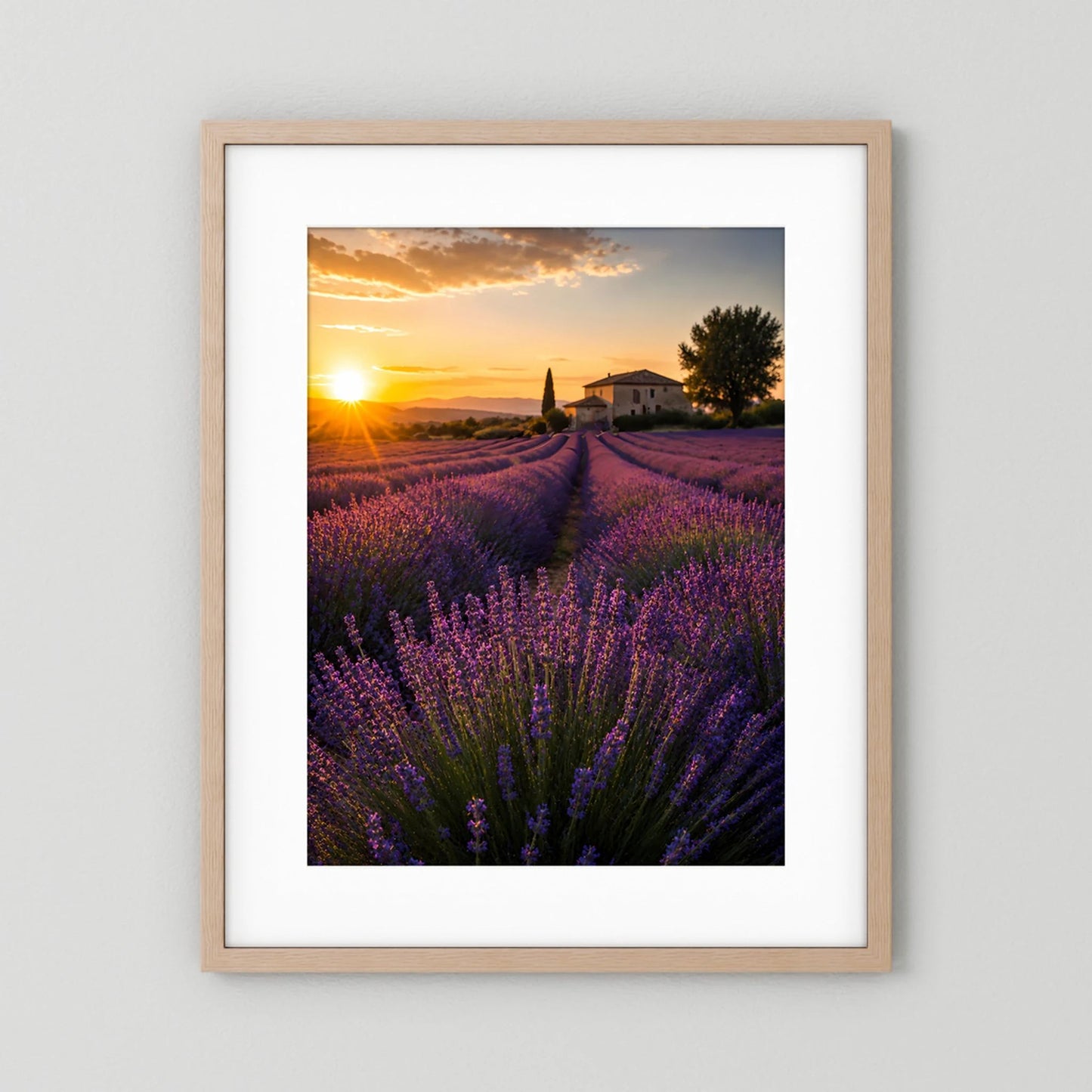 Kunstposter im Hochformat mit hellem Holzrahmen und weißem Rand, Lavendelfeld bei Sonnen