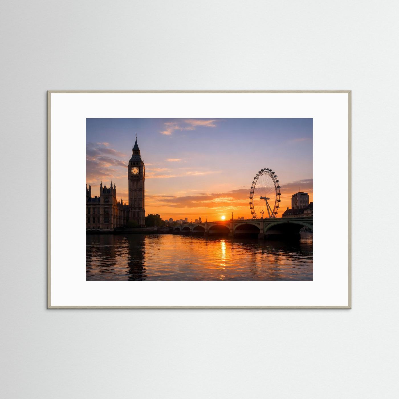 Panorama-Poster Big Ben und London Eye im Sonnenuntergang, heller Holzrahmen mit weißem Rand