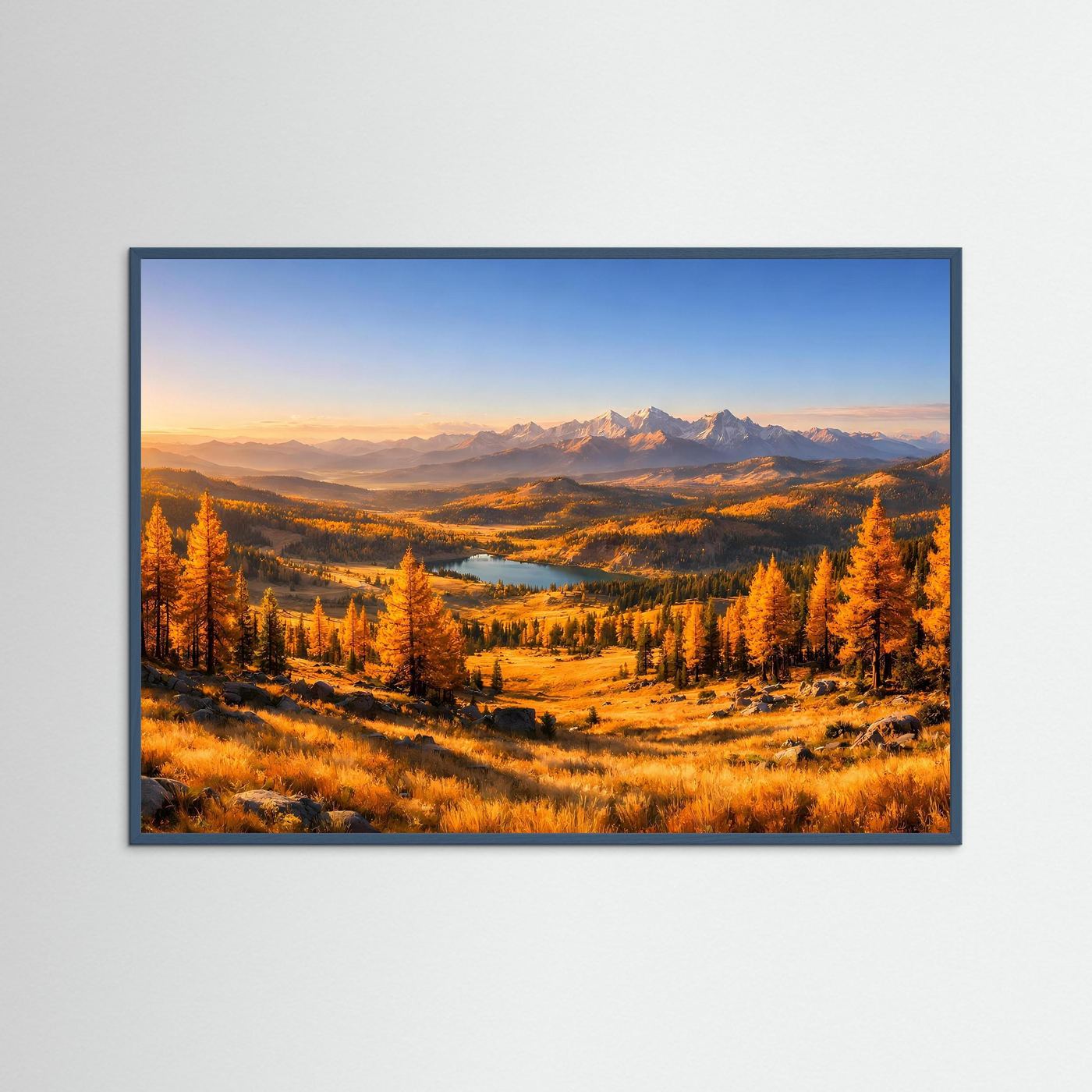 Wandbild mit dunkelgrauem Rahmen: Herbstlandschaft mit Bergen, Bäumen und Fluss