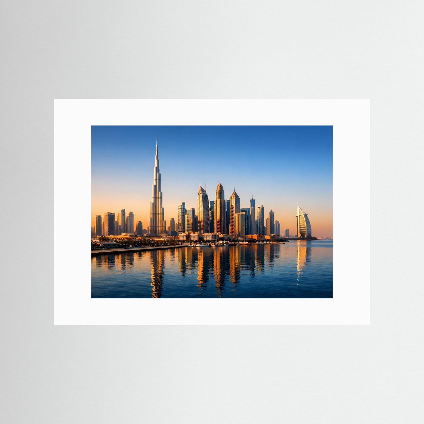 Panorama-Poster Dubai Skyline im Sonnenuntergang mit weißem Passepartout