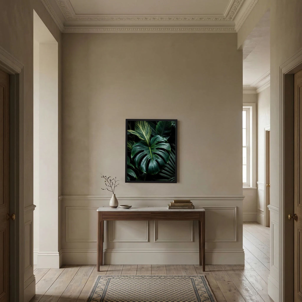 Gerahmtes Poster mit Monstera-Blättern in Dunkelgrün, tropfenreicher Blattansicht