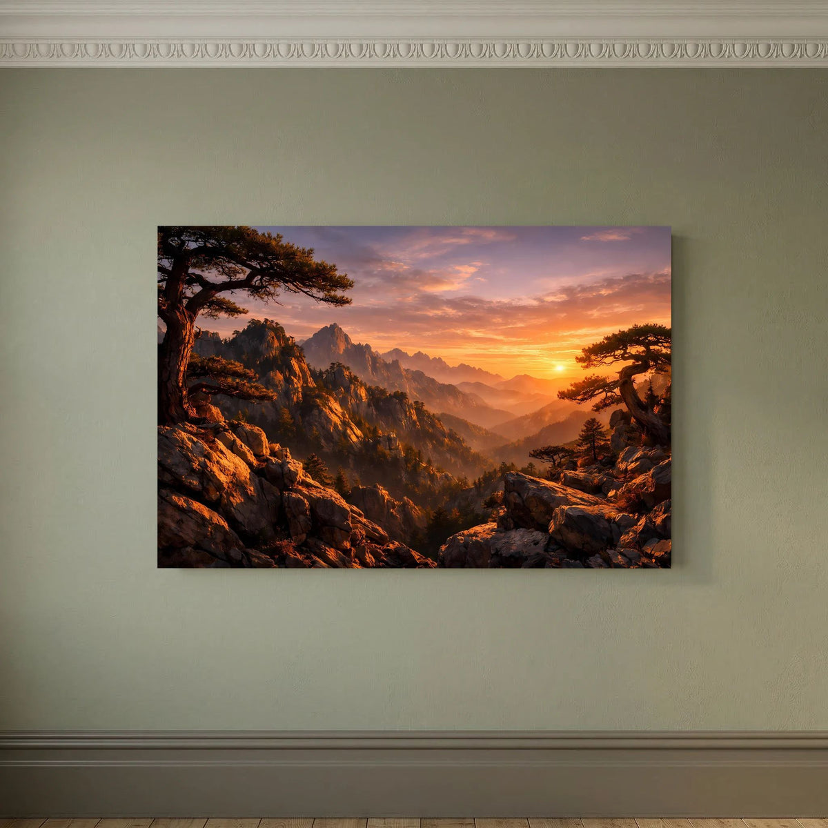 Querformatiges Wandposter mit Sonnenuntergang über schroffen Bergen und Bäumen
