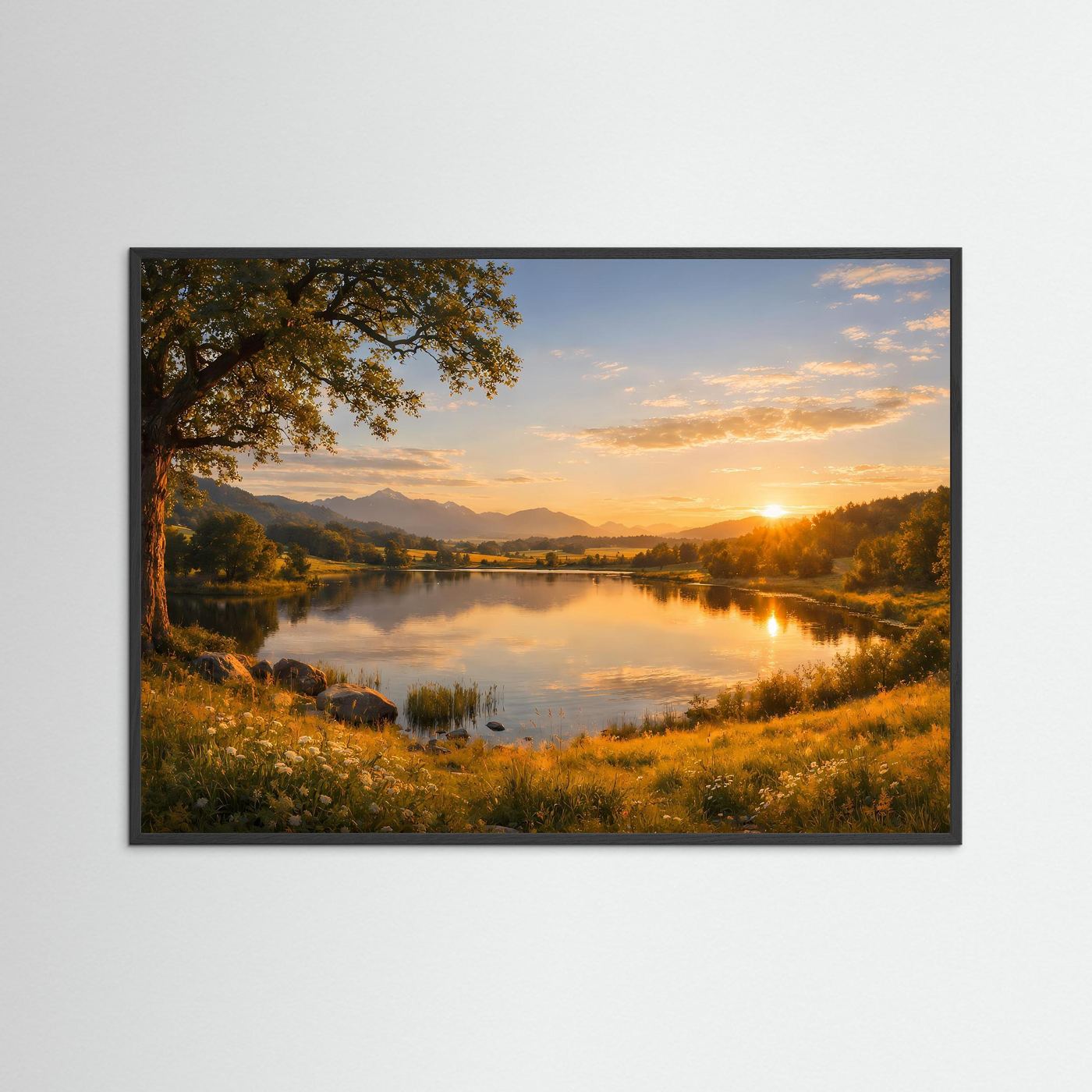 Naturposter Querformat mit schwarzem Rahmen: See, Baumkrone, goldenes Sonnenuntergangslicht