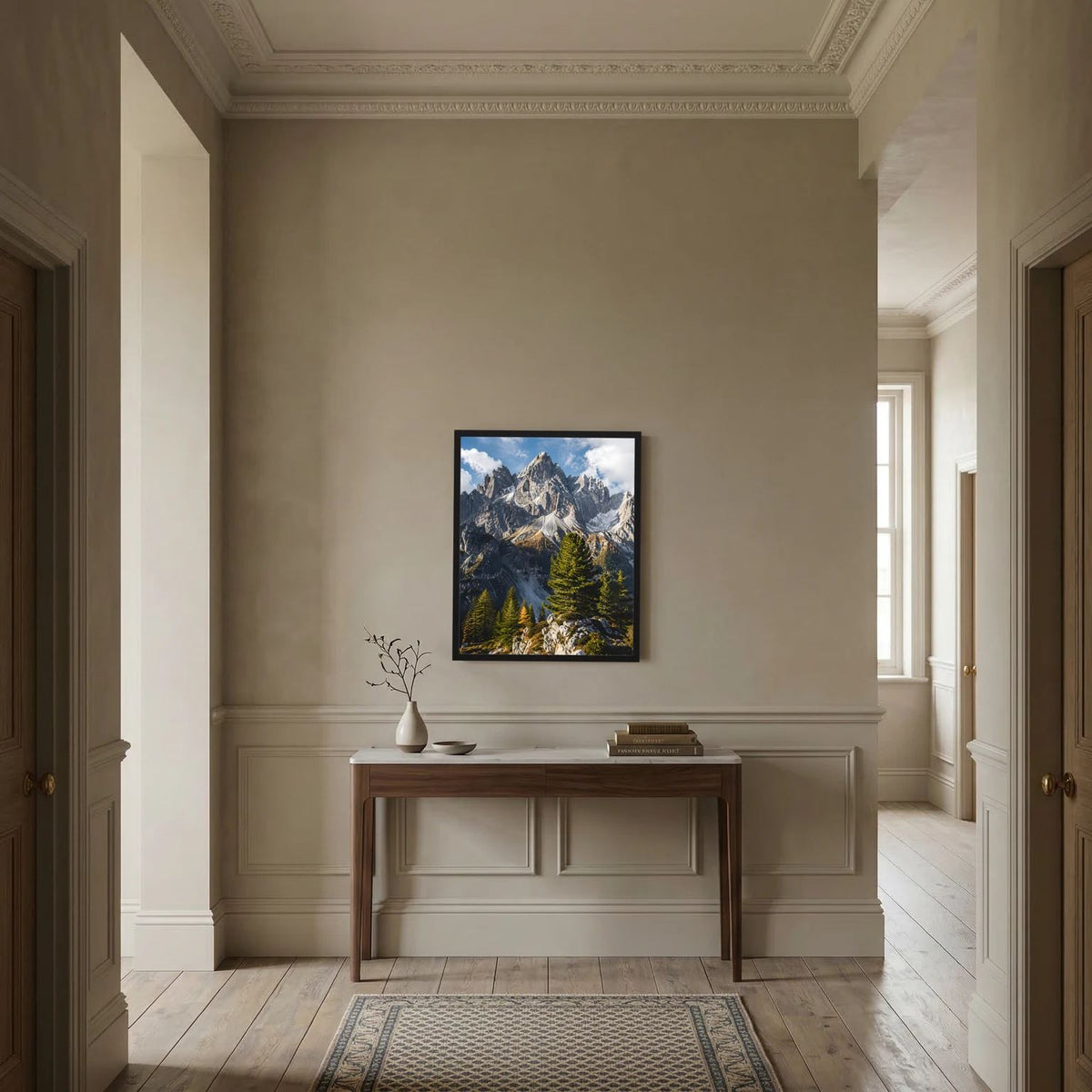 Poster mit Alpenbergspitzen und Tannenwald, schwarz gerahmt