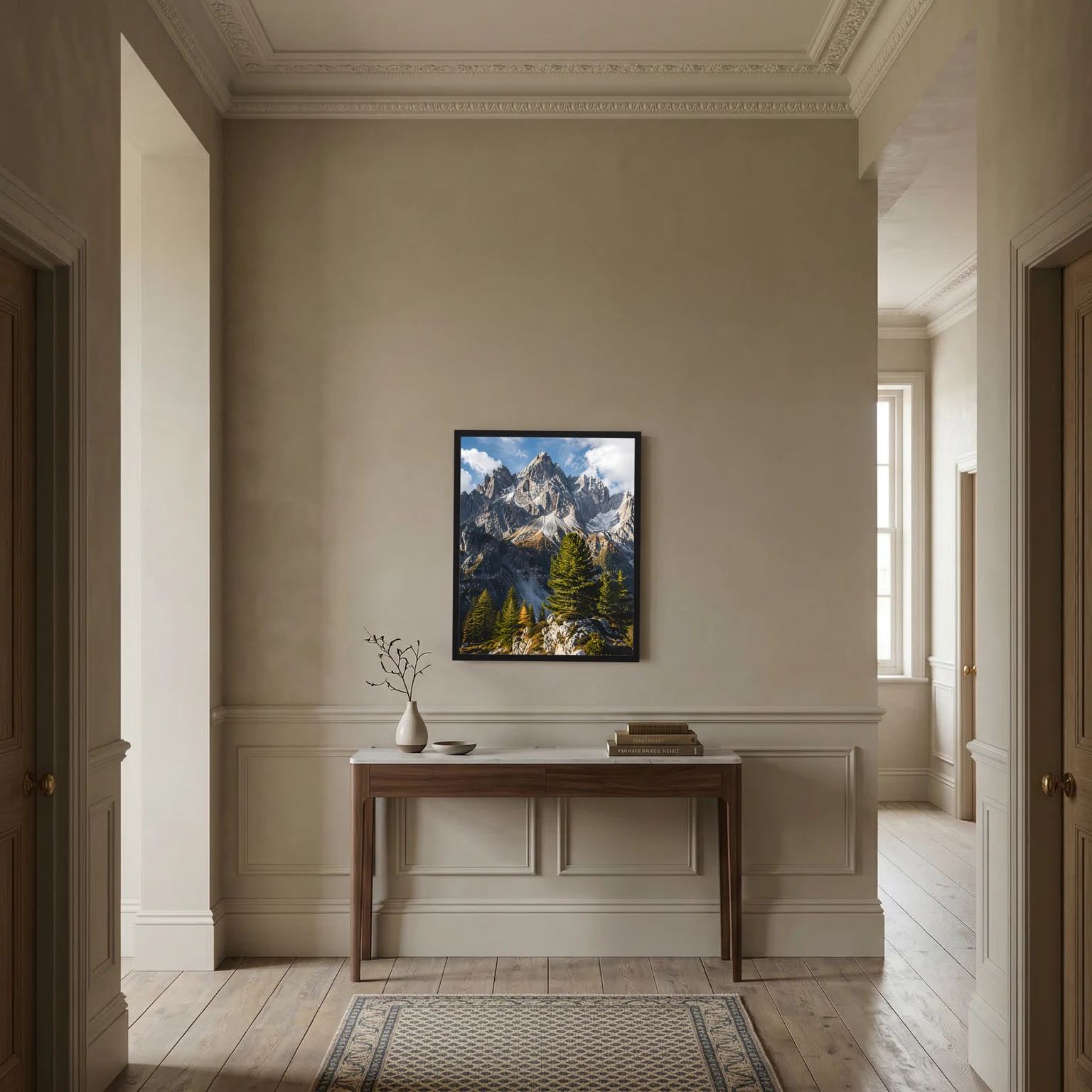 Poster mit Alpenbergspitzen und Tannenwald, schwarz gerahmt