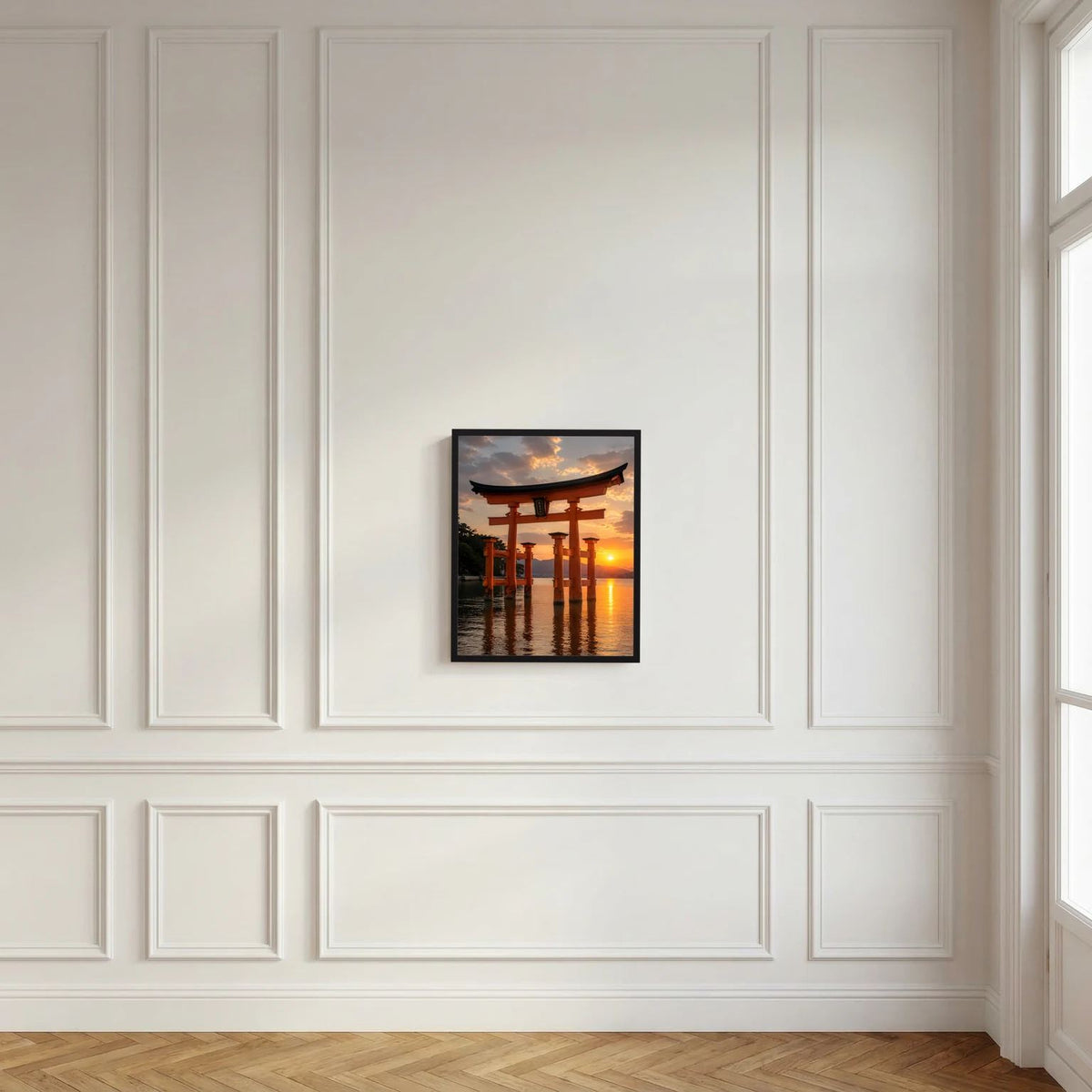 Gerahmtes Poster mit roten Torii-Toren am Wasser bei Sonnenuntergang