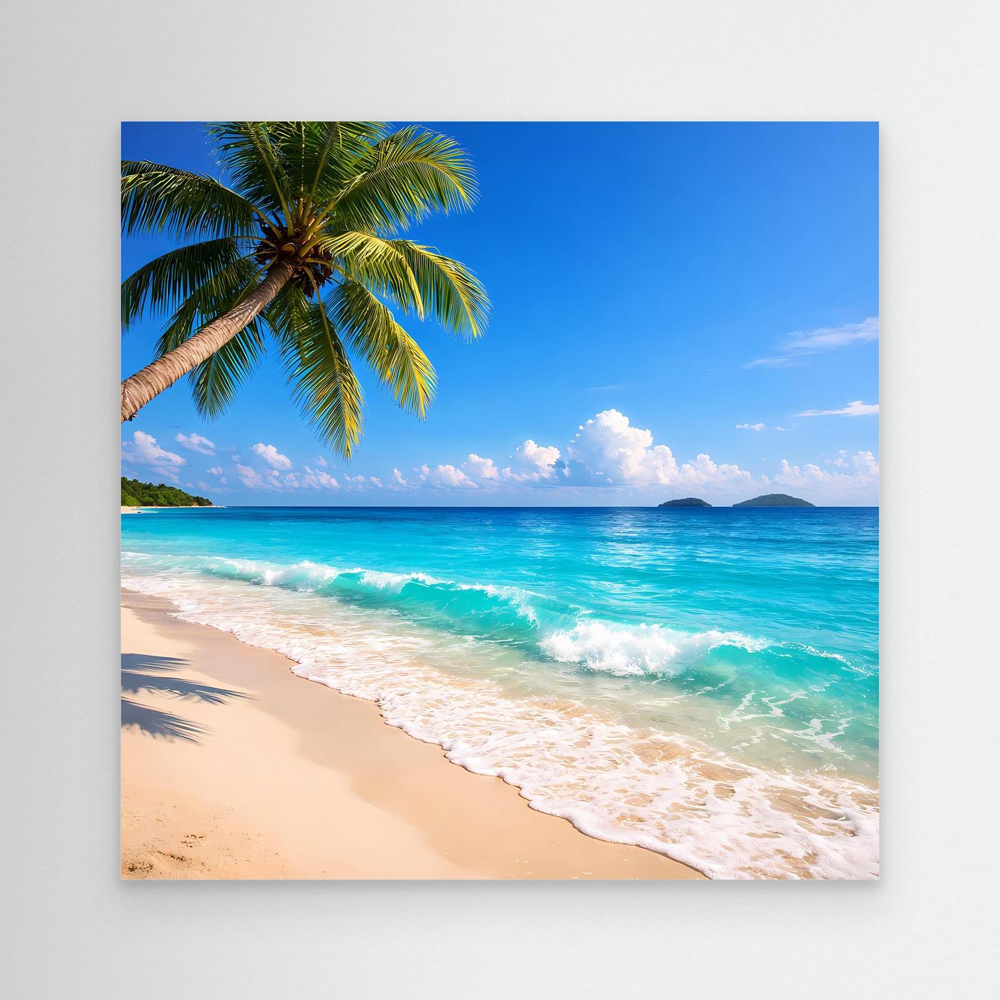 Leinwandbild Strand mit Palme, türkisfarbenem Meer und Wellen am Sandufer