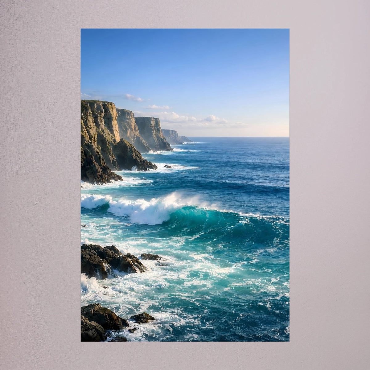 Wandbild im Hochformat mit Steilküste und tosenden Wellen, ohne sichtbaren Rahmen