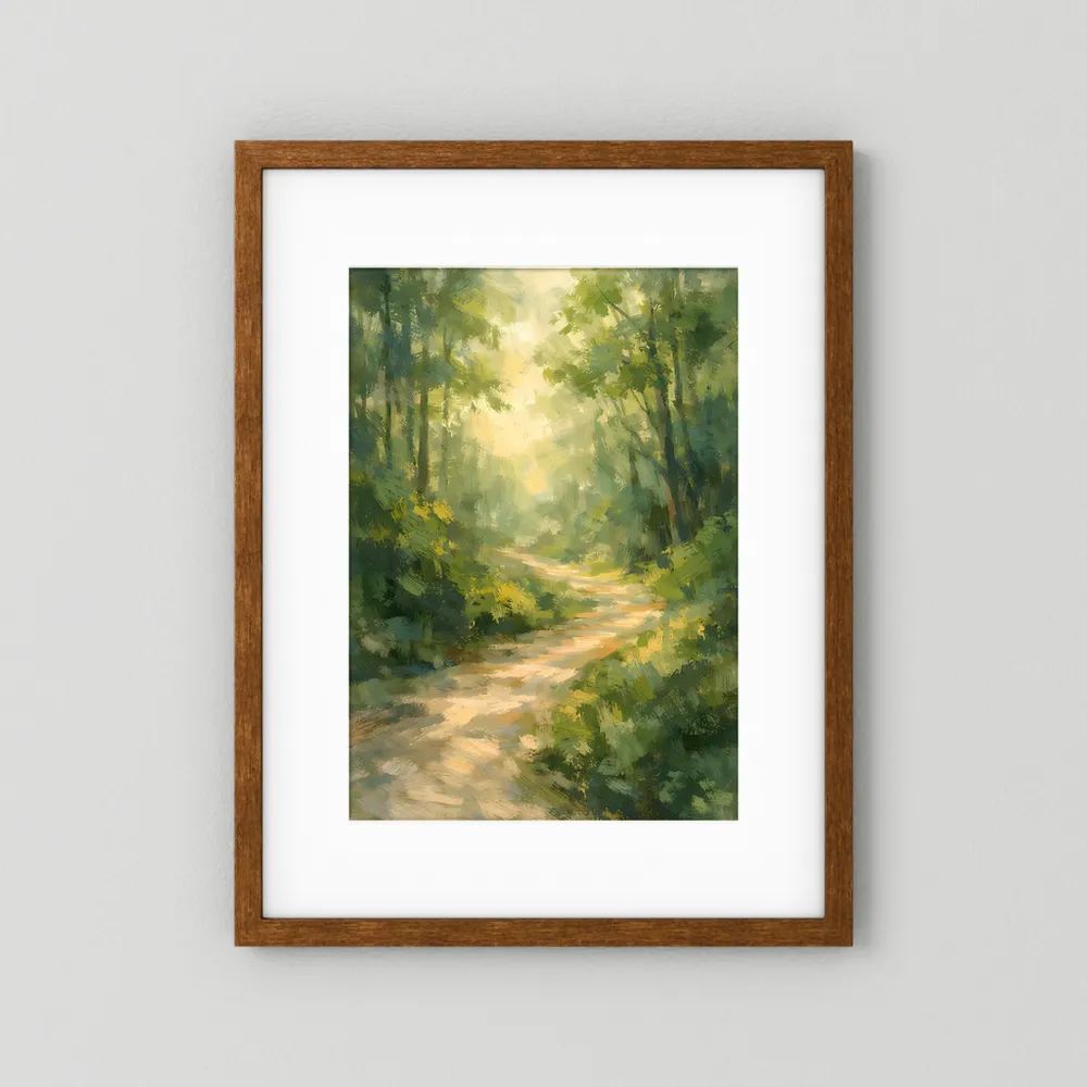 Wandposter Waldweg mit Sonnenlicht, brauner Holzrahmen mit weißem Rand, hochformatig