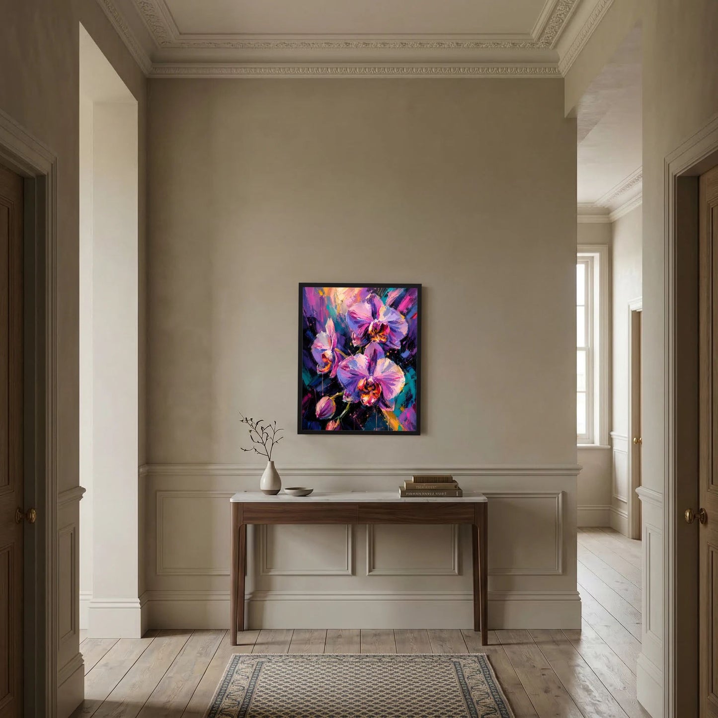 Gerahmtes Poster mit abstrakten Orchideen in Pink/Violett an einer Wandkonsole im Flur.