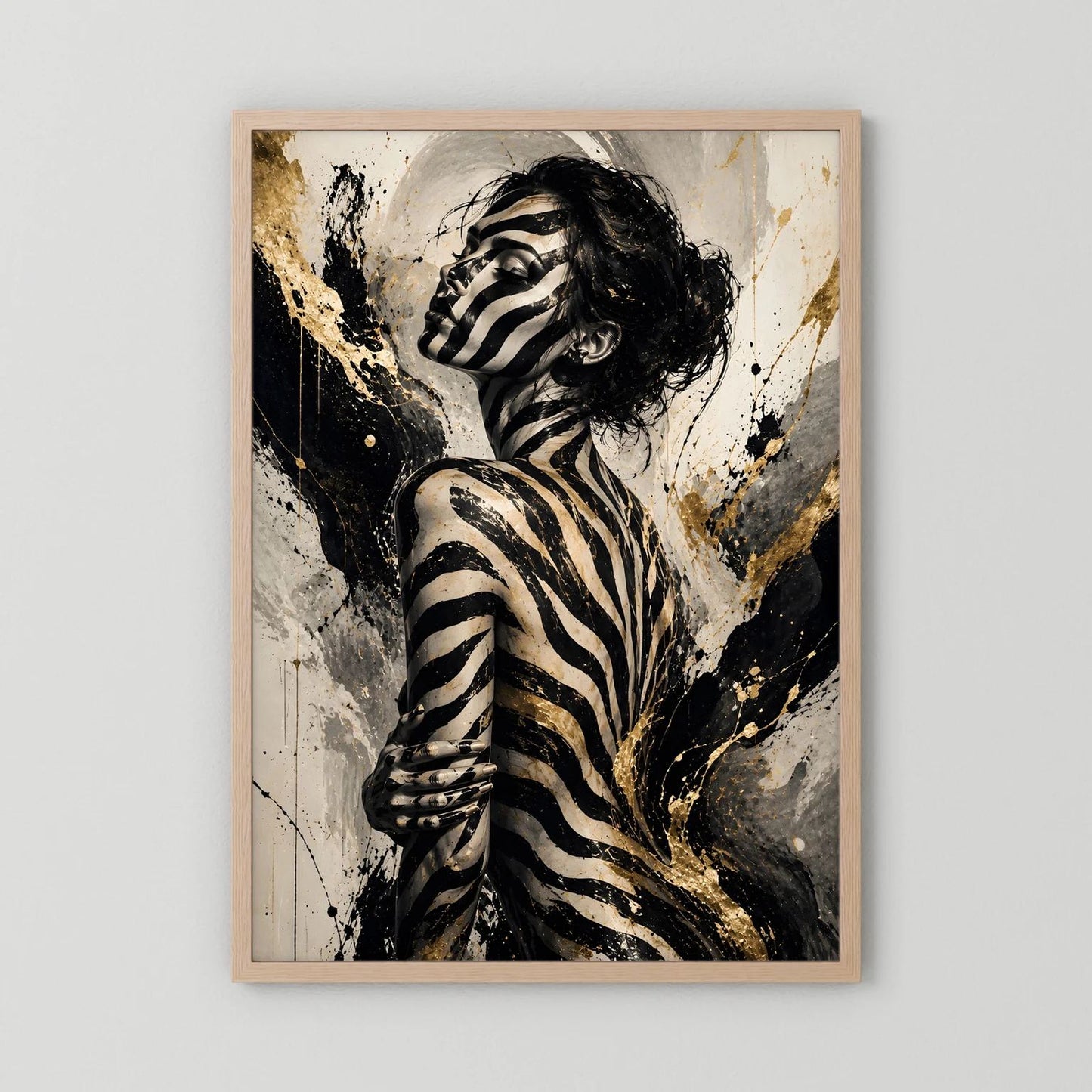 Poster Frauenportrait Schwarzgold, hellbrauner Rahmen, Zebra-Bodypainting, Hochformat