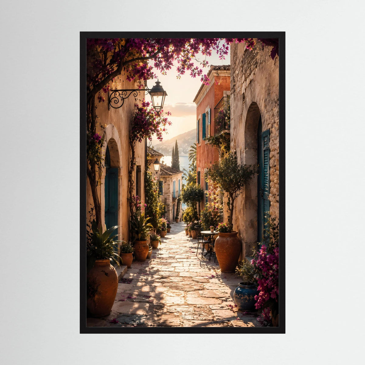 Hochformat-Poster einer mediterranen Gasse mit Bögen, Pflanzen und violetten Blüten im schwarzen Rahmen.
