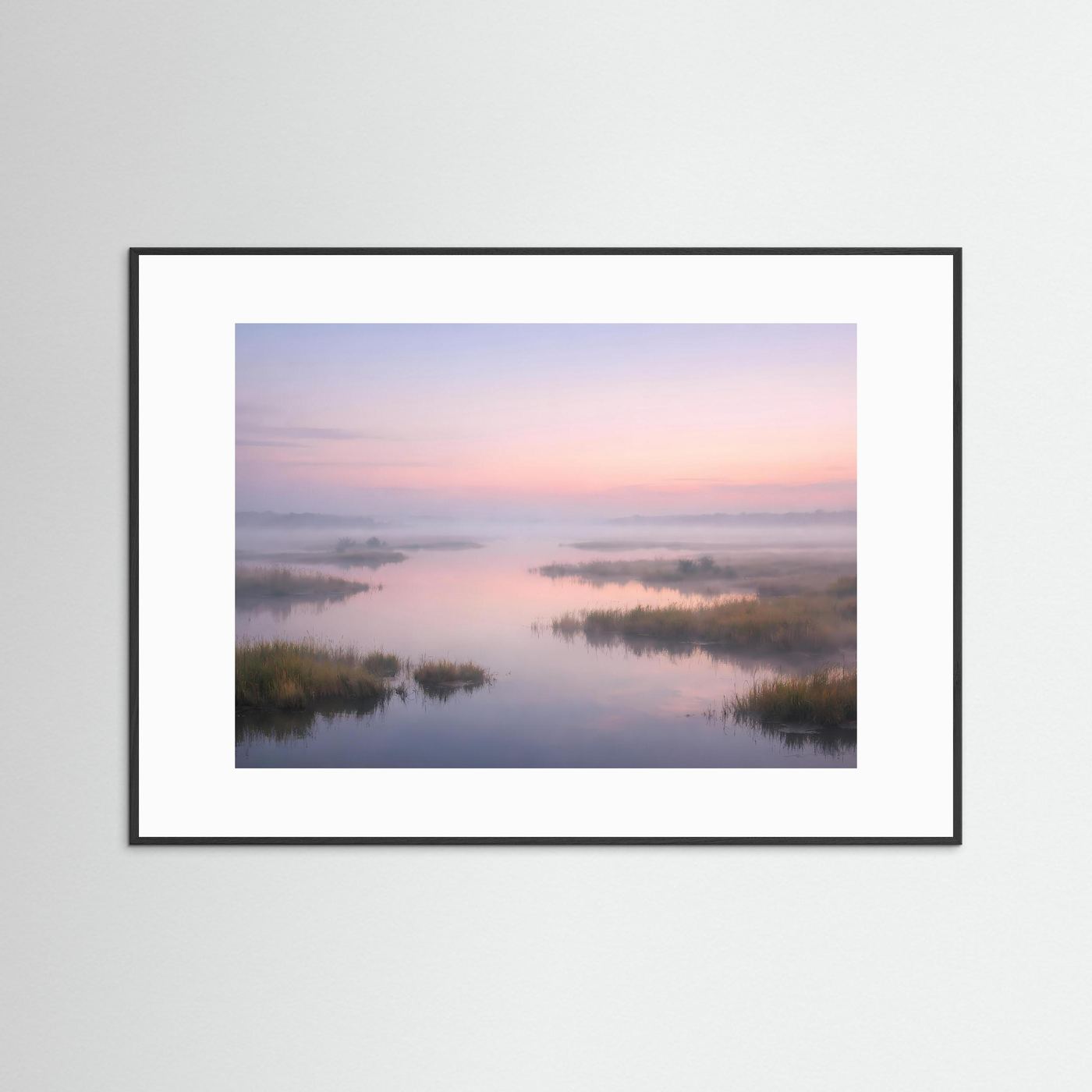 Wandbild im Querformat mit Flusslandschaft bei Sonnenaufgang, im schwarzen Rahmen mit Passepartout.