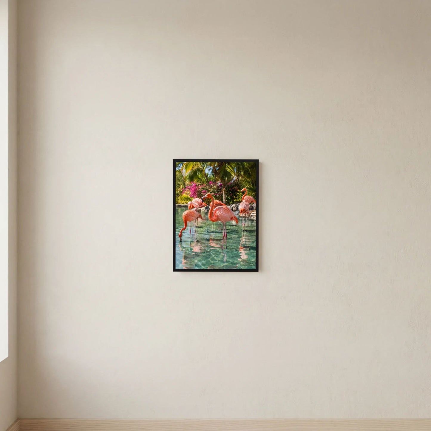 Hochformat-Poster mit rosafarbenen Flamingos im klaren Wasser und tropischen Pflanzen
