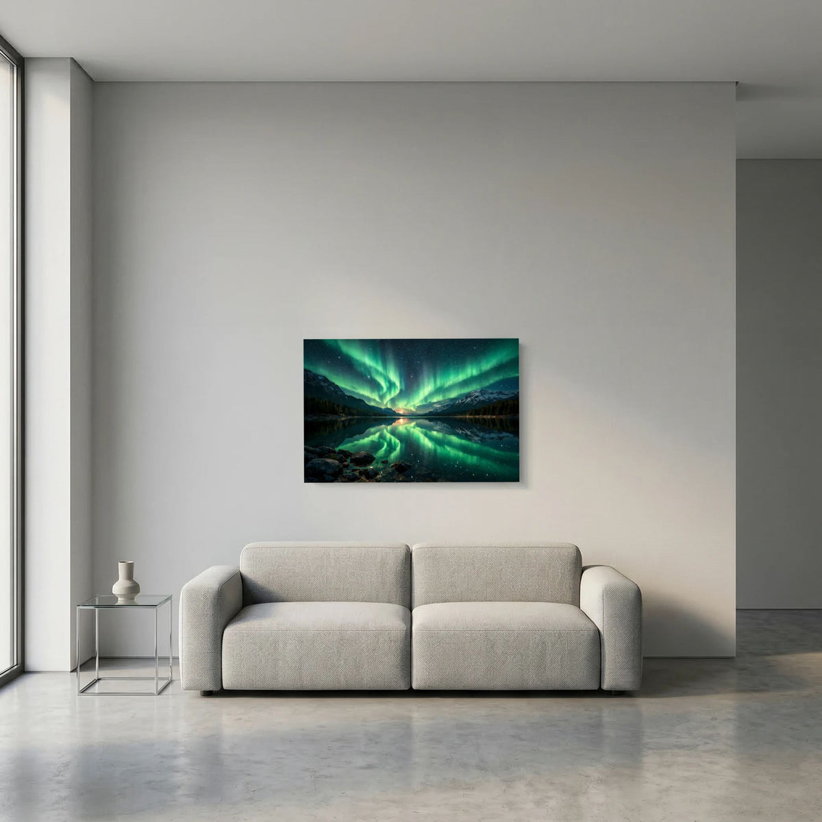 Wandposter im Querformat mit grünen Polarlichtern über Bergsee, Wasseroberfläche als Spiegel