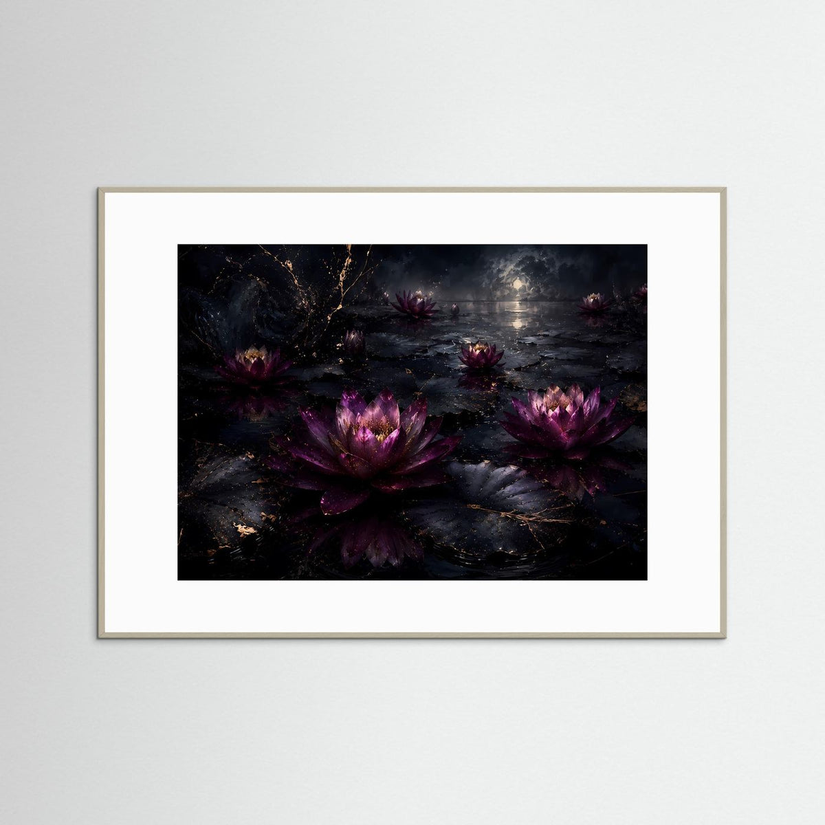 Wandbild mit dunklen Seerosenblüten in Violetttönen, Holzrahmen in Grau, weißer Rand