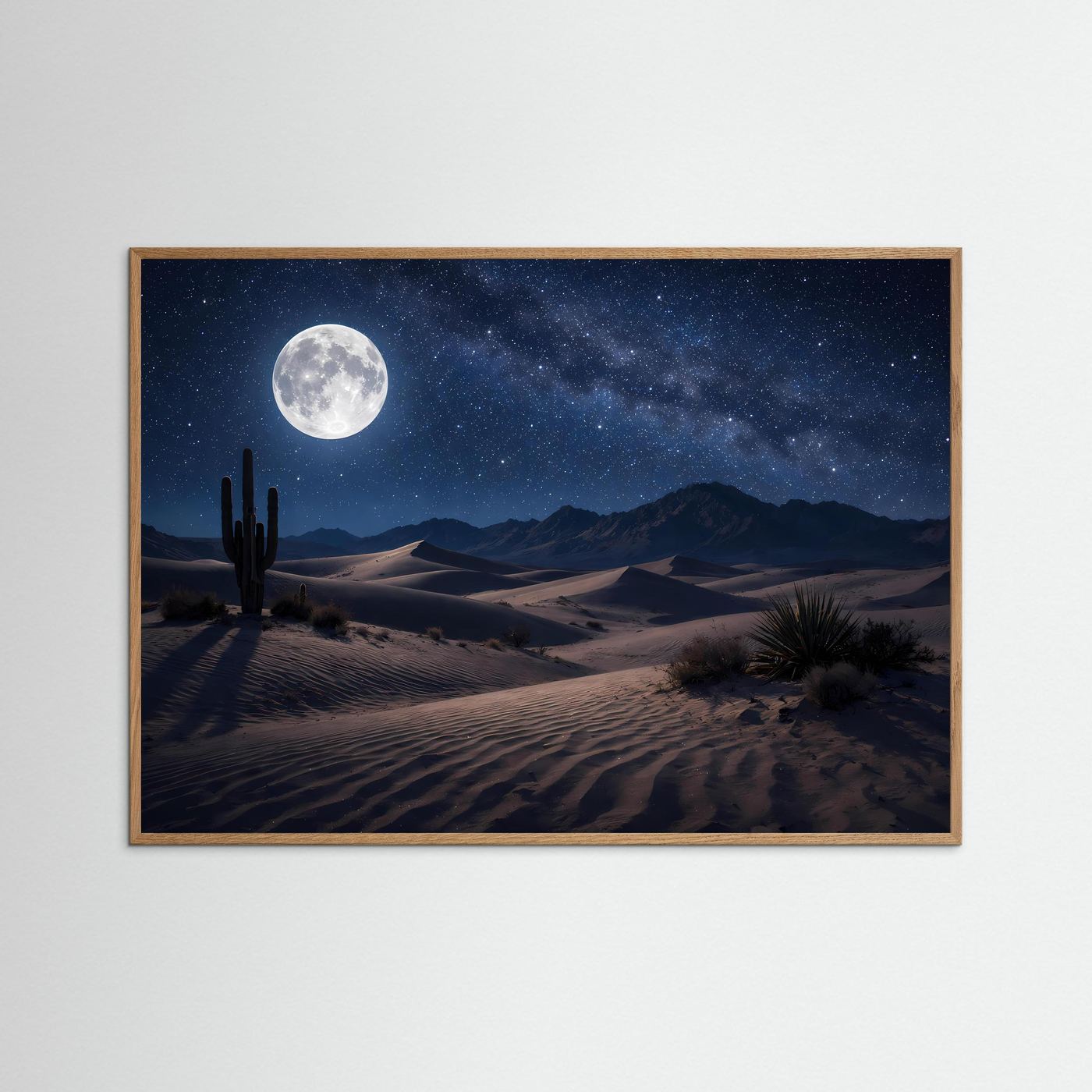 Poster im Querformat: Mond über Wüste mit Sternenhimmel und Dünen, brauner Holzrahmen