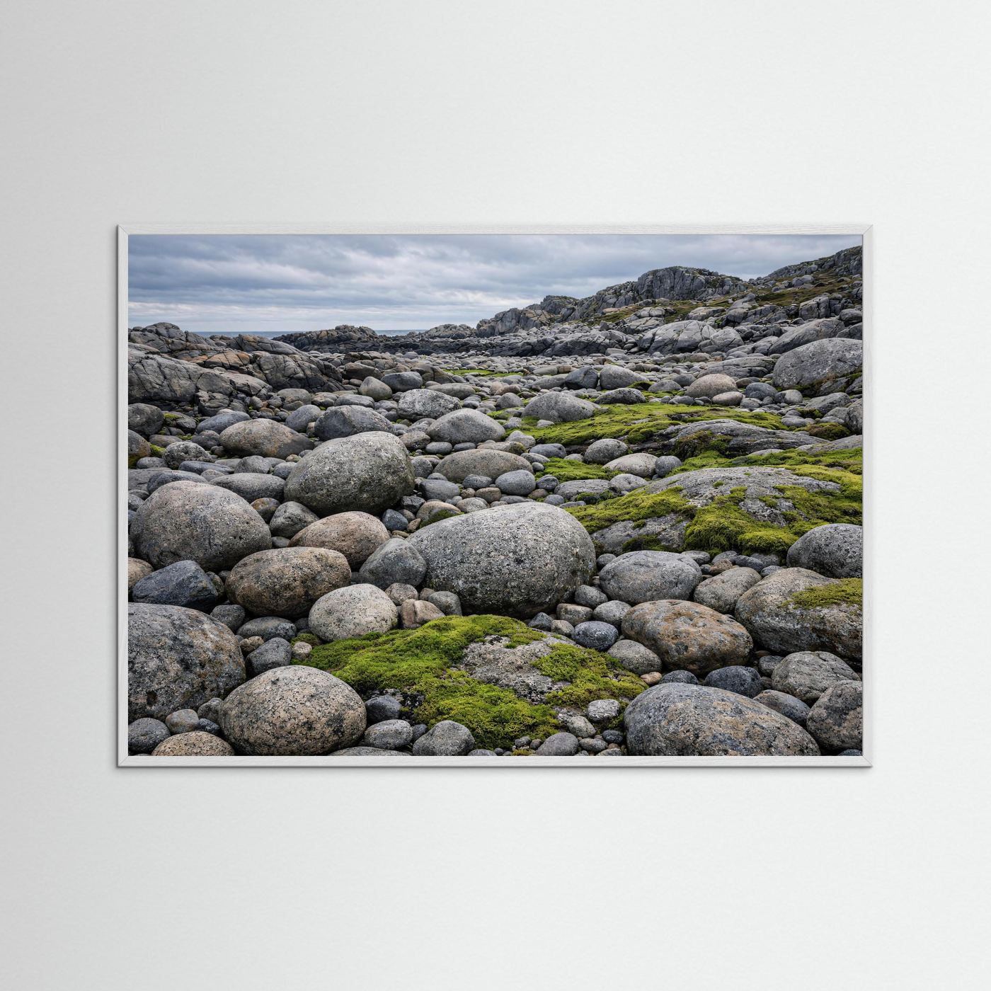 Panorama-Küstenposter mit grauem Rahmen: Felssteine mit grünem Moos und Küste