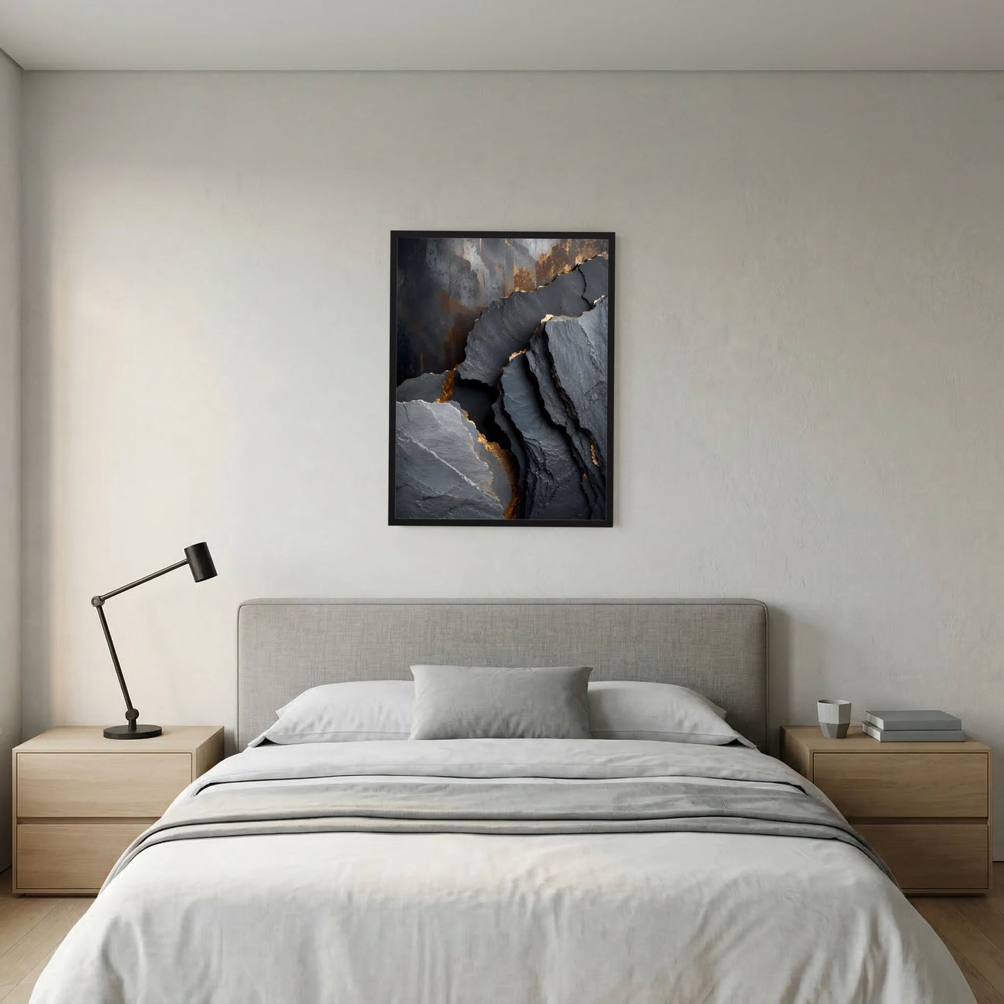 Hochformat-Poster mit abstrakten Steinflächen in Dunkelgrau, Schwarz und Gold, schwarzer Rahmen