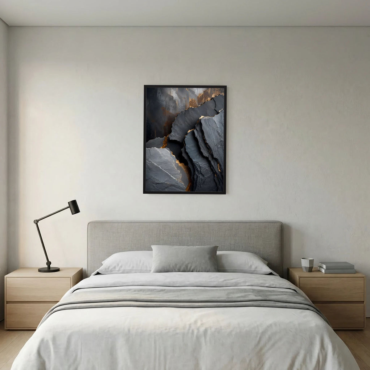 Hochformat-Poster mit abstrakten Steinflächen in Dunkelgrau, Schwarz und Gold, schwarzer Rahmen