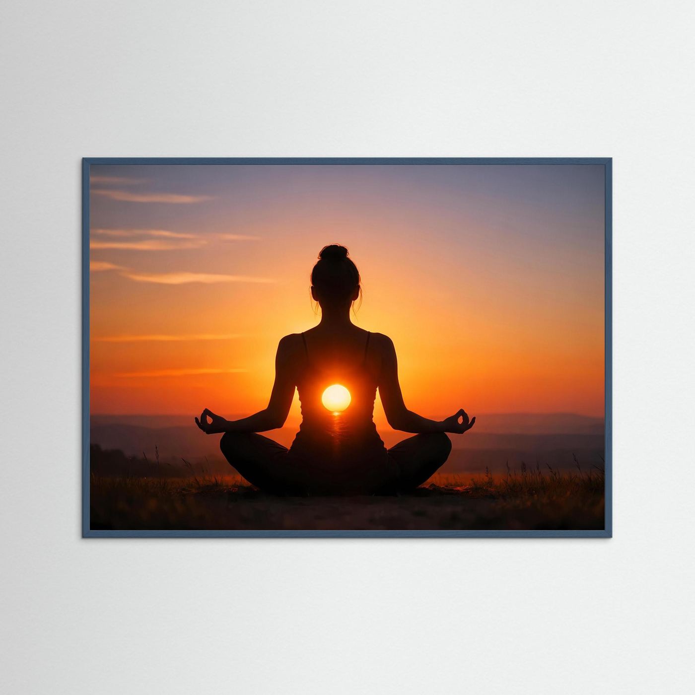 Yoga-Poster im grauem Holzrahmen: meditierende Frau im Schneidersitz, leuchtendes Energiezentrum.