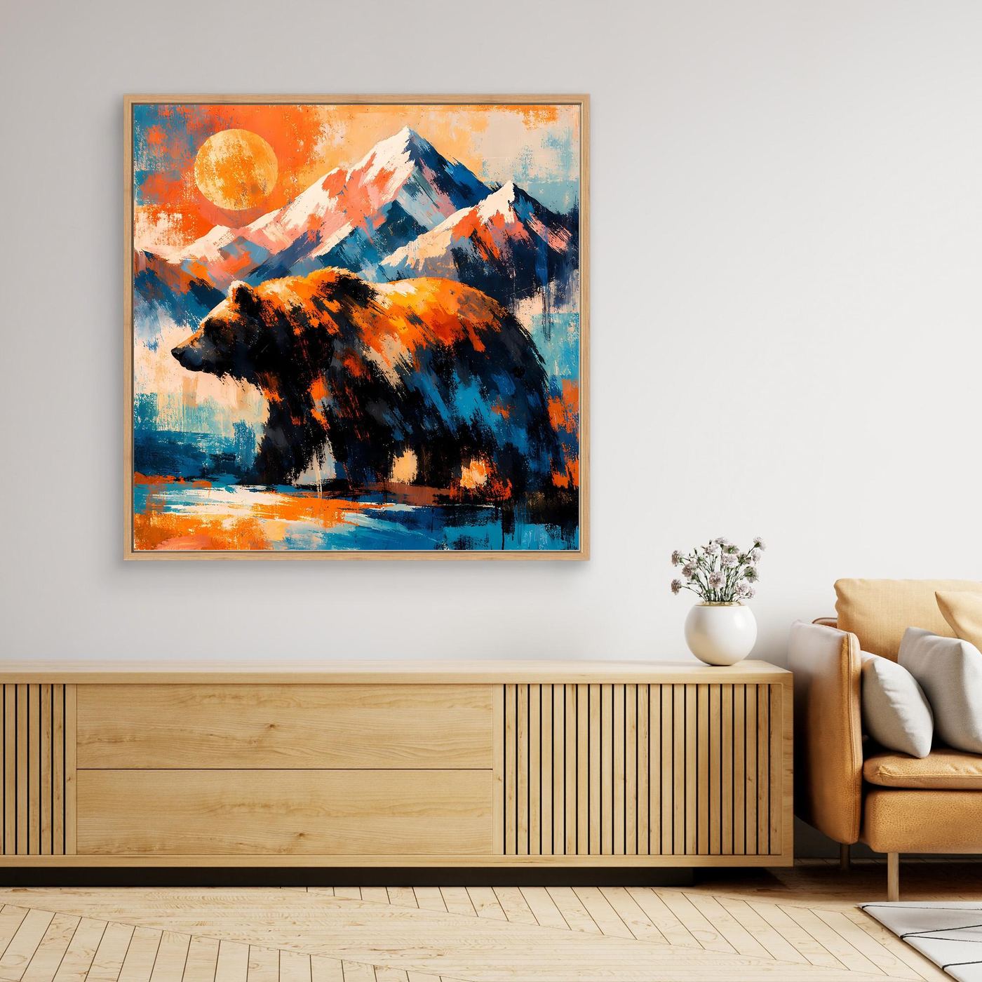 Hochkant-Gerahmtes Leinwandbild mit abstraktem Grizzlybär vor Bergen, heller Rahmen.