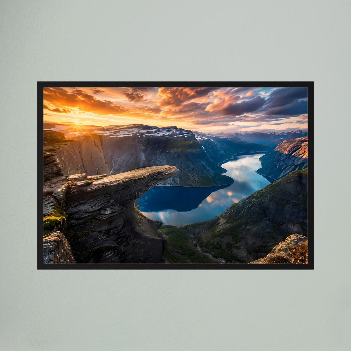 Poster im Querformat: Trolltunga-Felsen und Fjord bei Sonnenuntergang, schwarzer Rahmen