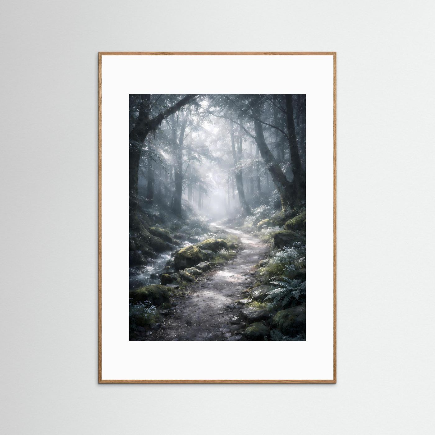 Waldweg-Poster im Hochformat mit Nebelwald, brauner Holzrahmen