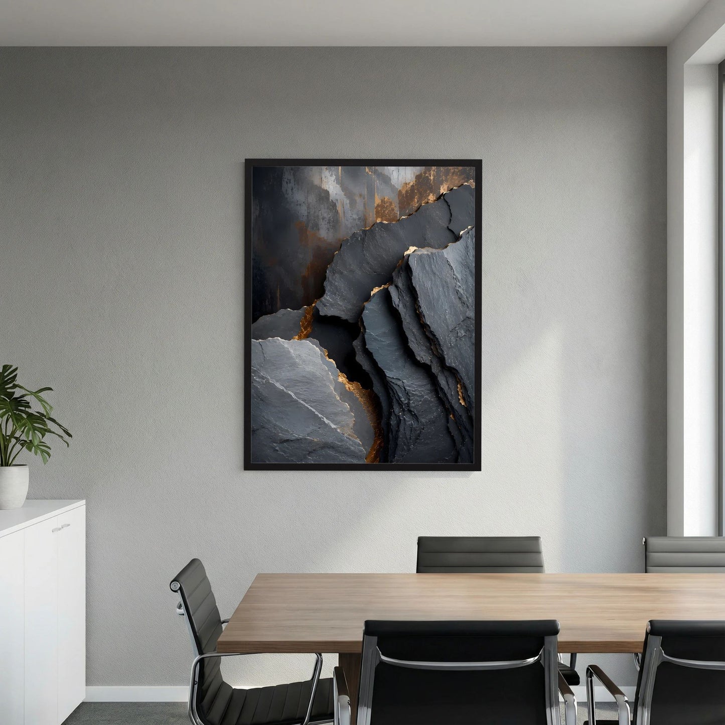 Poster im schwarzen Rahmen mit abstrakten Felsen in Dunkelgrau und goldenen Details