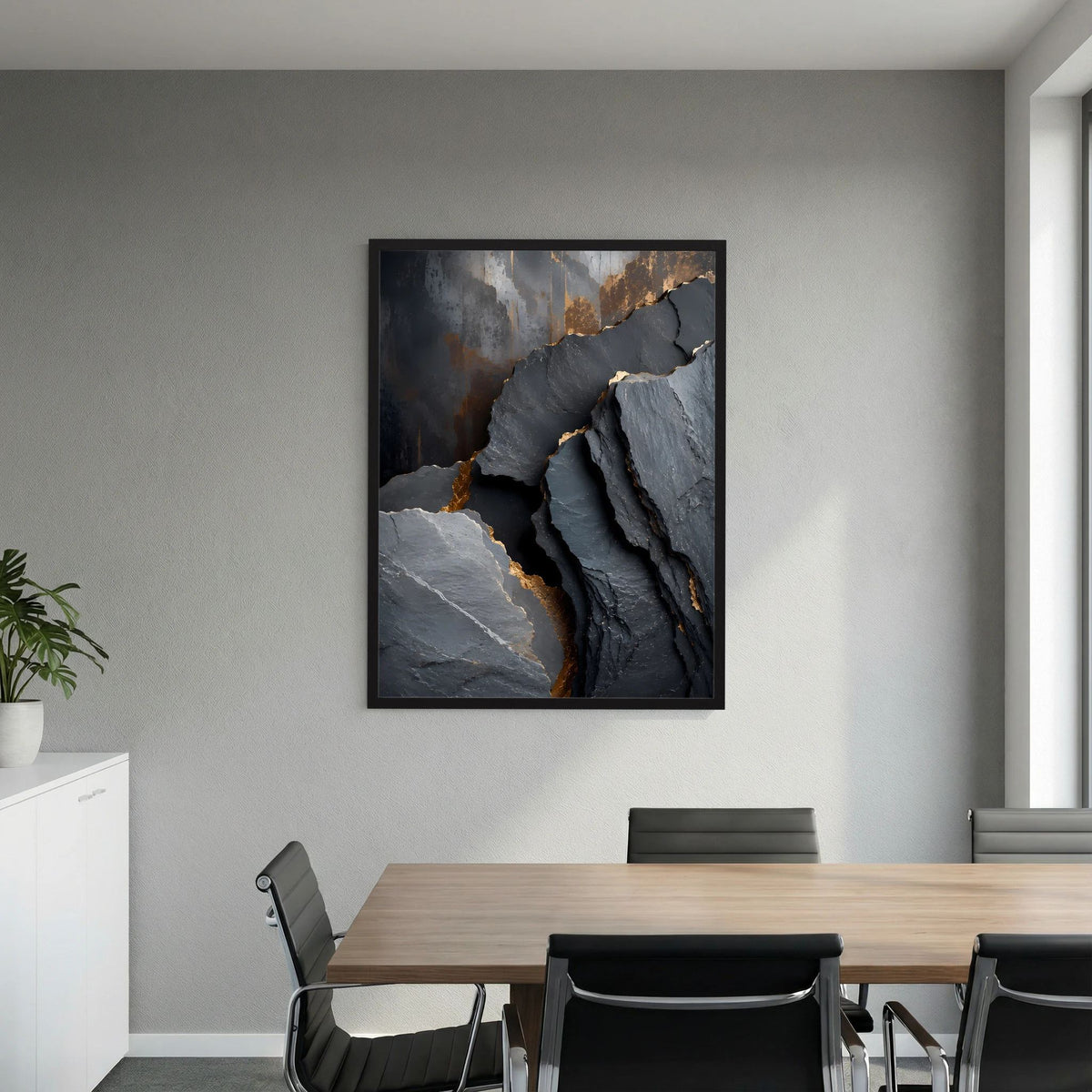 Poster im schwarzen Rahmen mit abstrakten Felsen in Dunkelgrau und goldenen Details