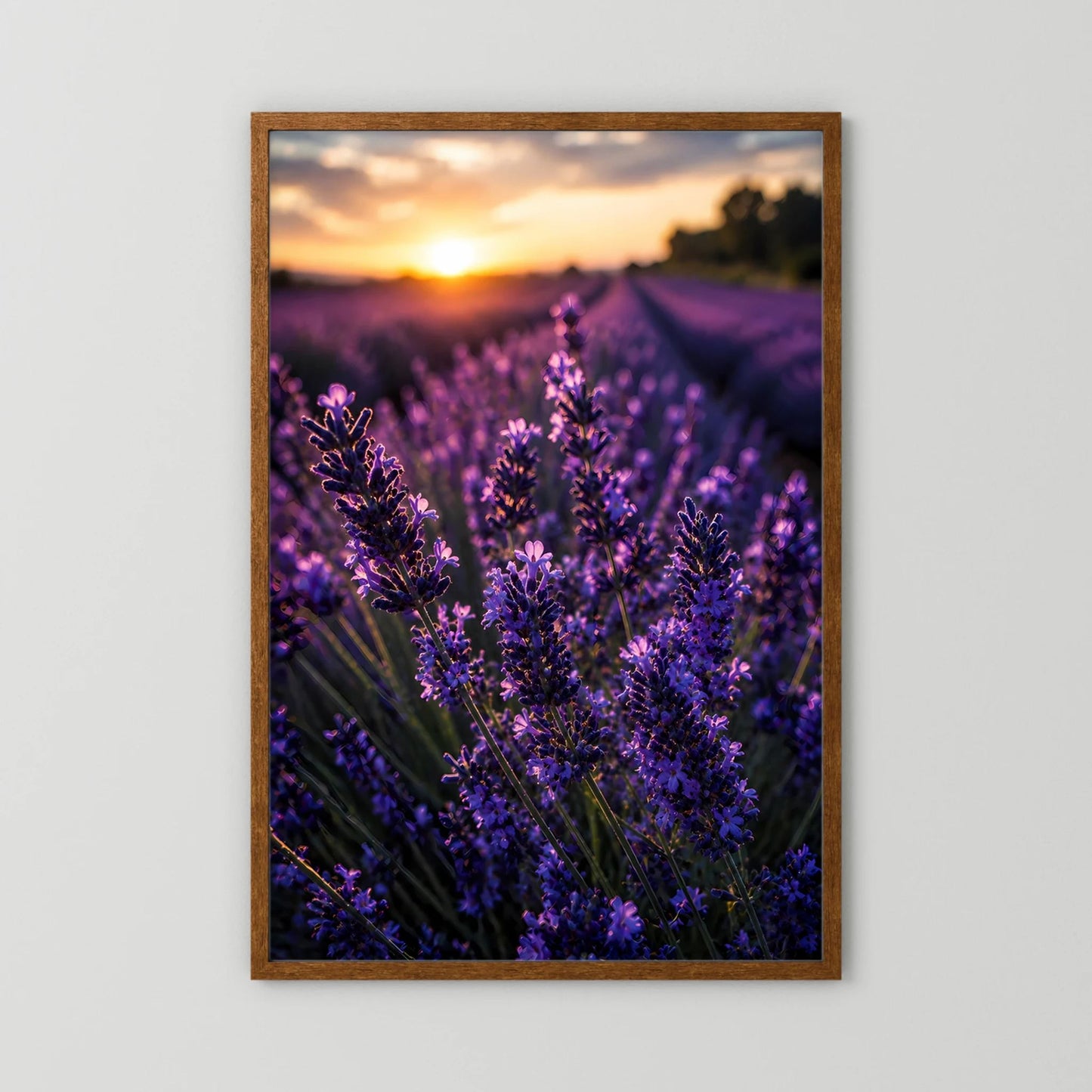 Hochformatiges Lavendelfeld-Poster mit violetten Blüten im Sonnenuntergang, im braunen Rahmen